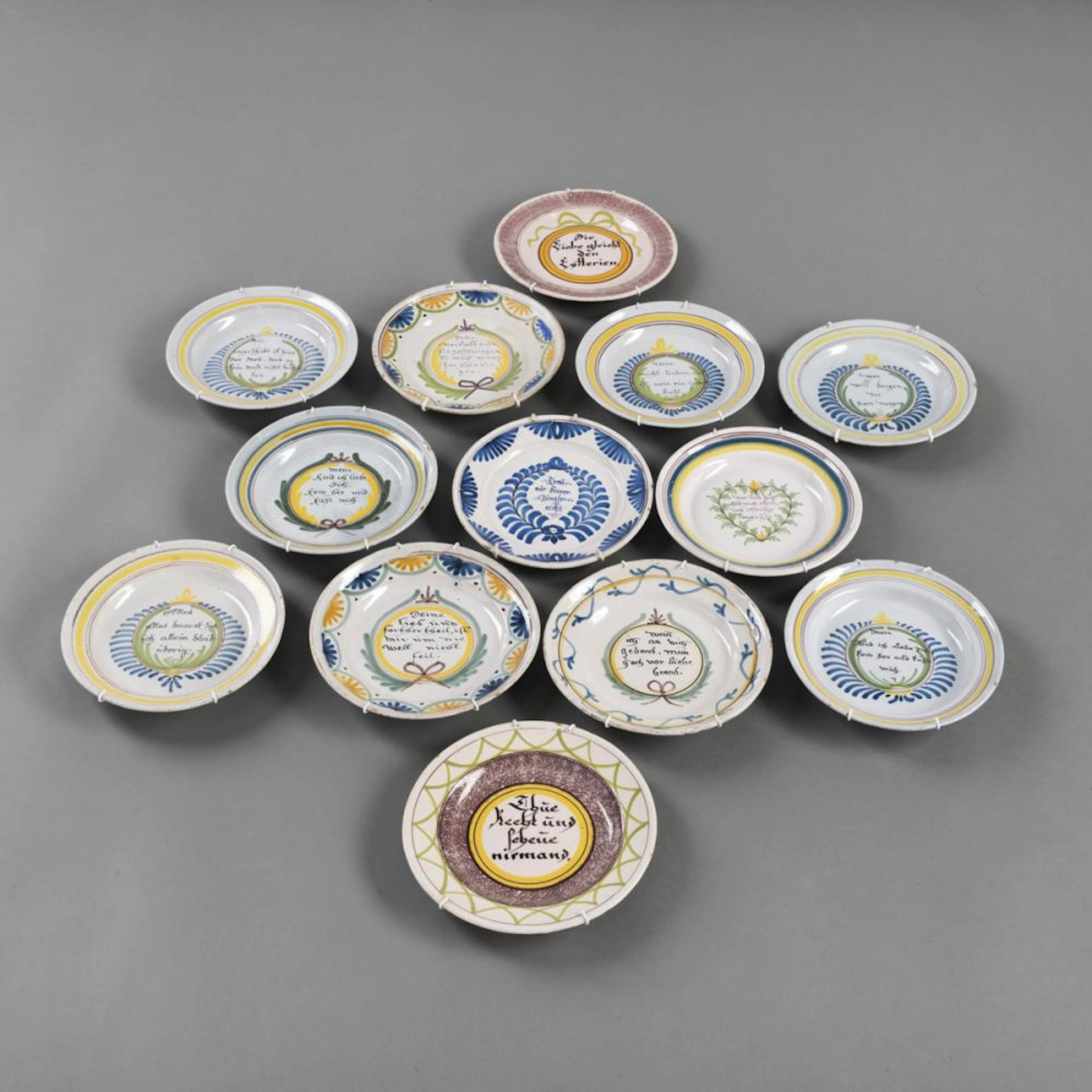 A LOT OF 13 FAIENCE PLATES