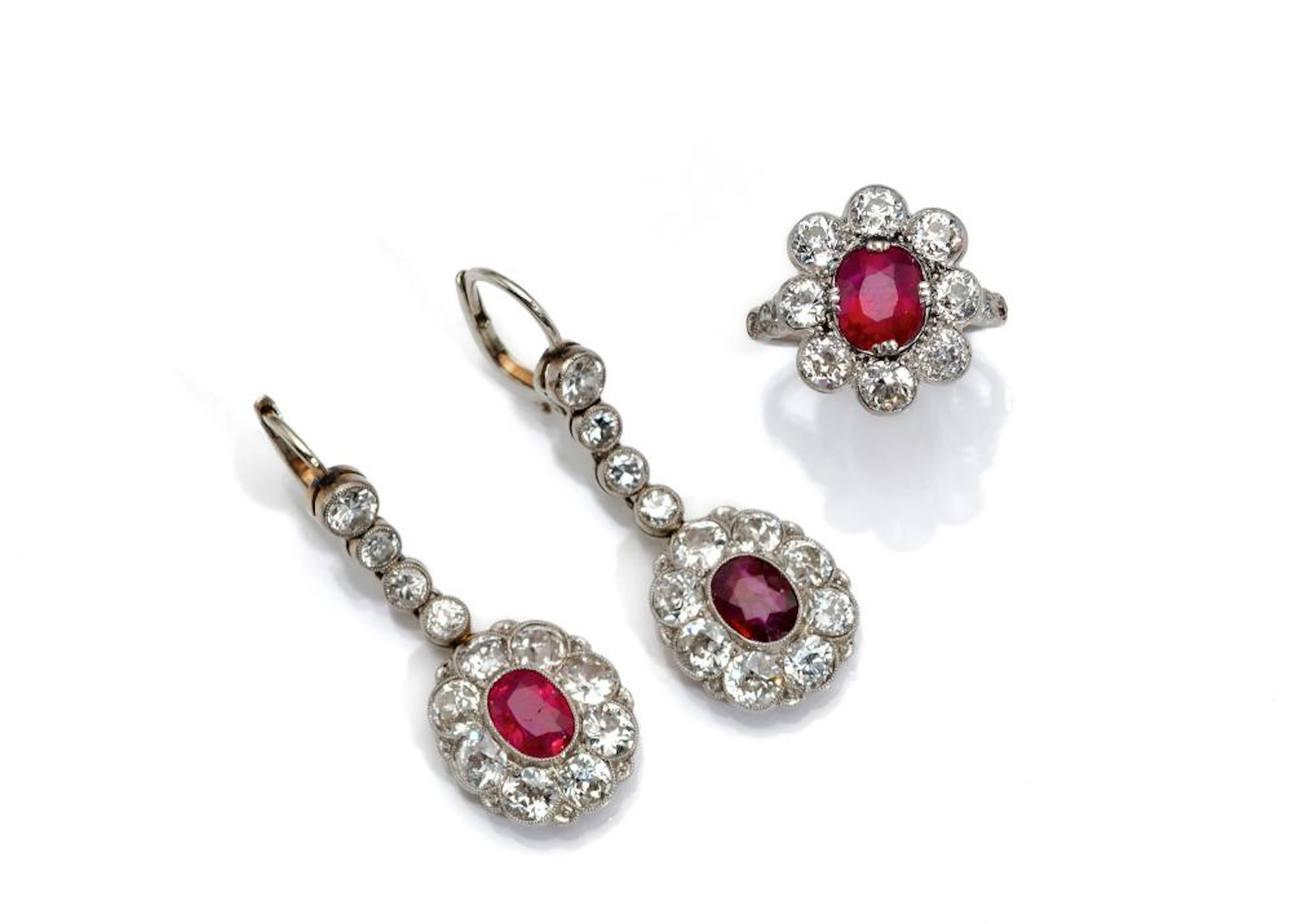 Paar Ohrringe und Ring mit Rubinen und Diamante