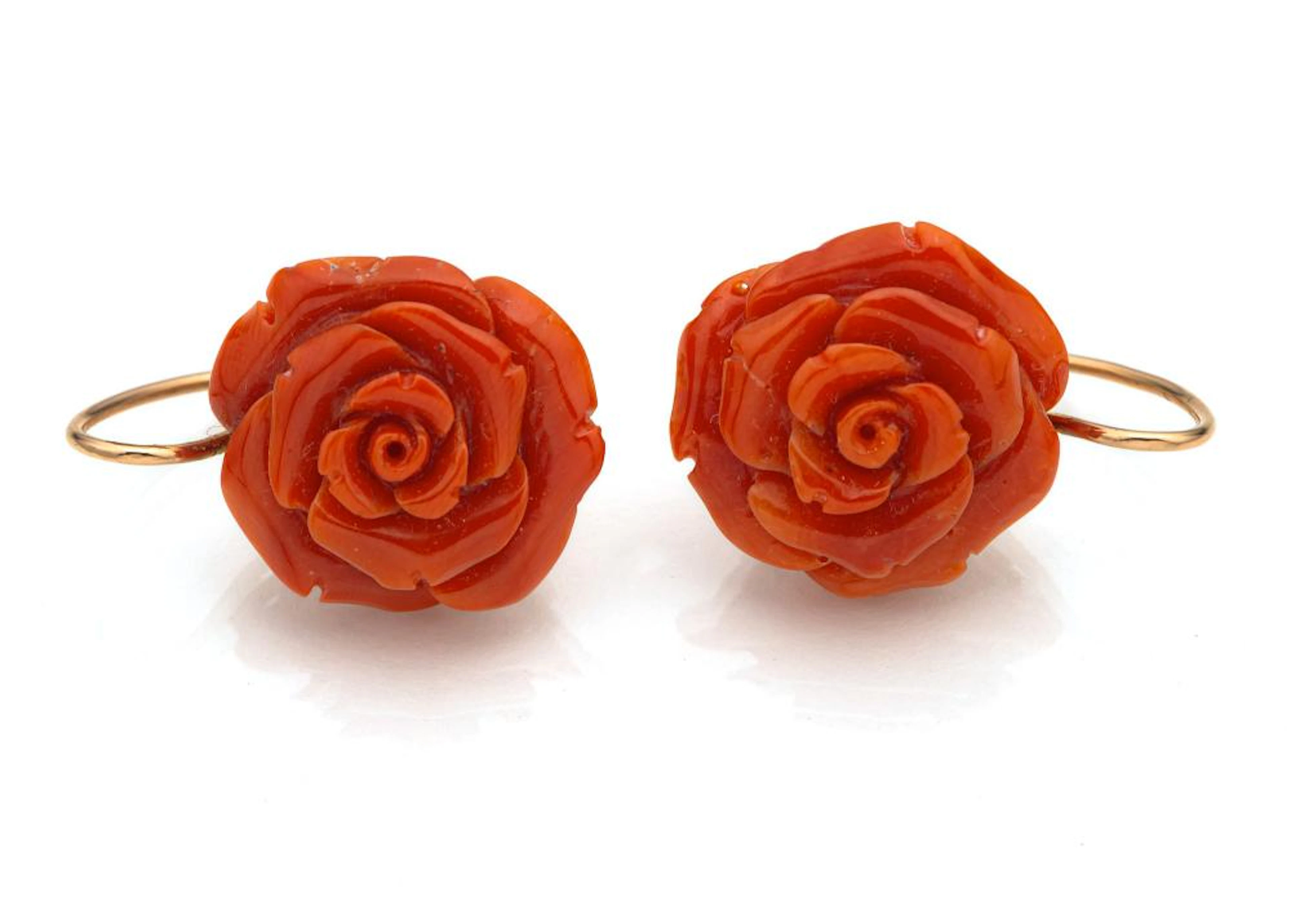 Paar Ohrringe mit Rosenblüten aus Koralle