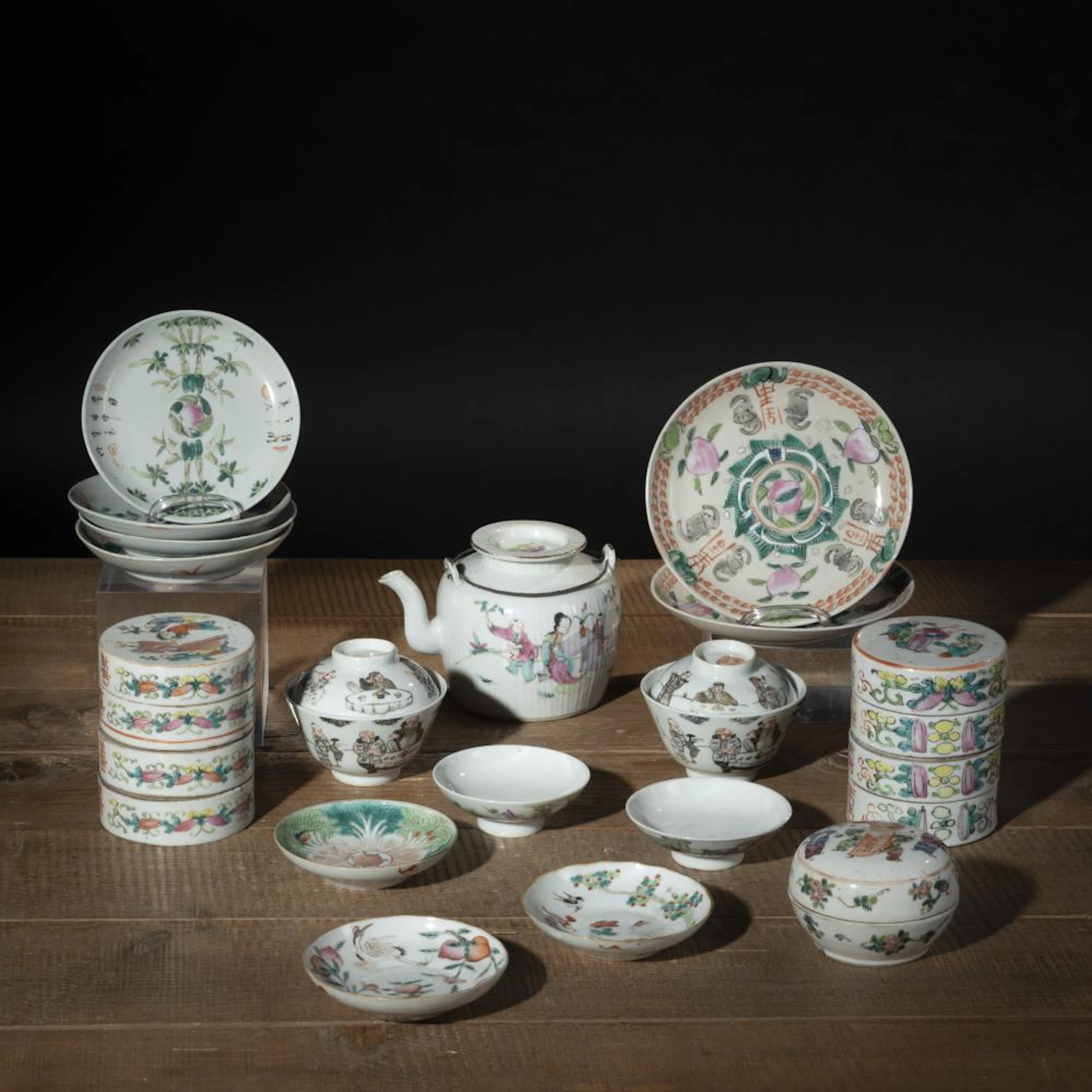 A GROUP OF 'FAMILLE ROSE' PORCELAIN BOXES, BOWLS, EWER, AND SAUCERS