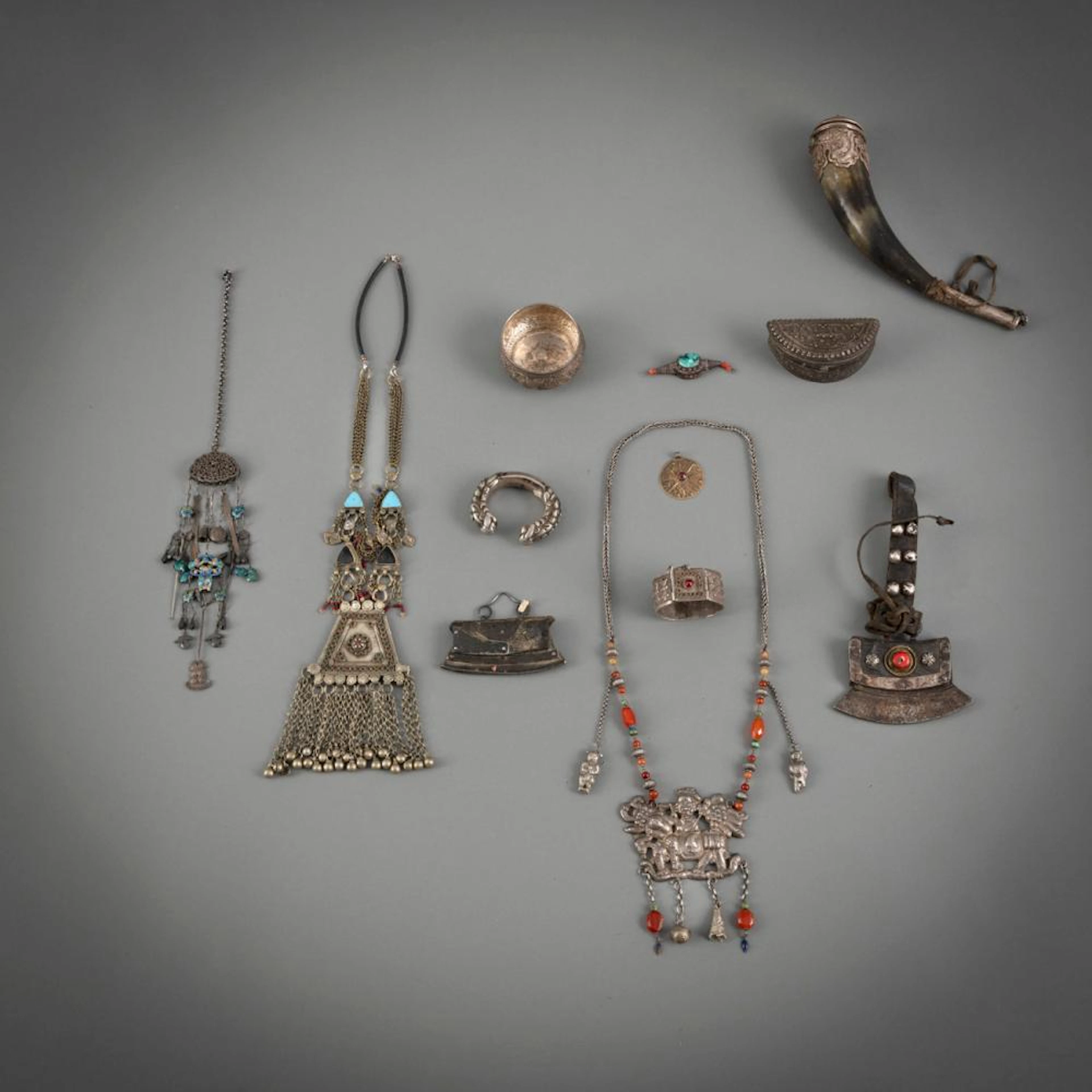 A GROUP OF SILVER JEWELLERY, FLINT POUCHES, PENDANTS, AND NECKLACES