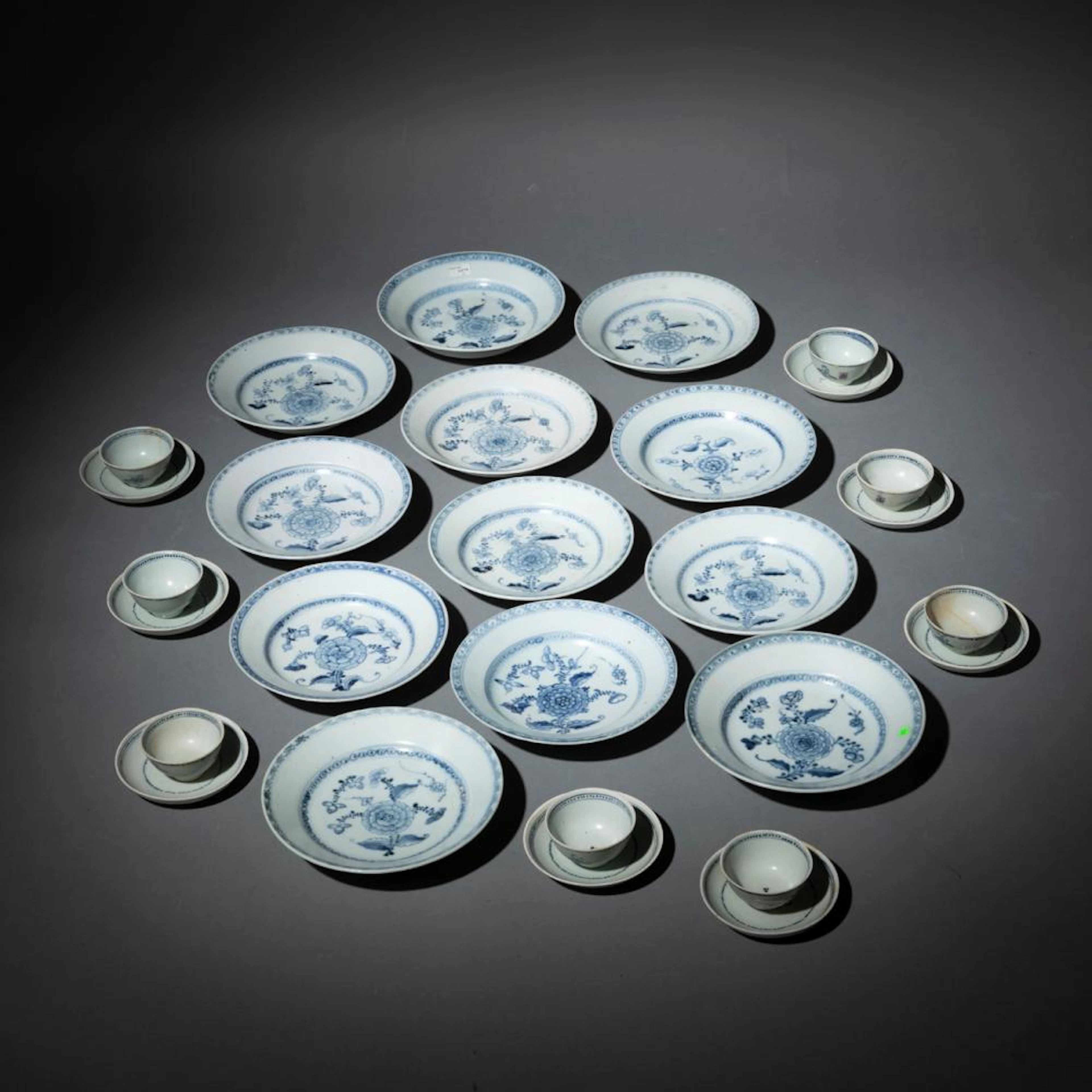 A GROUP OF BLUE AND WHITE PORCELAIN CUPS