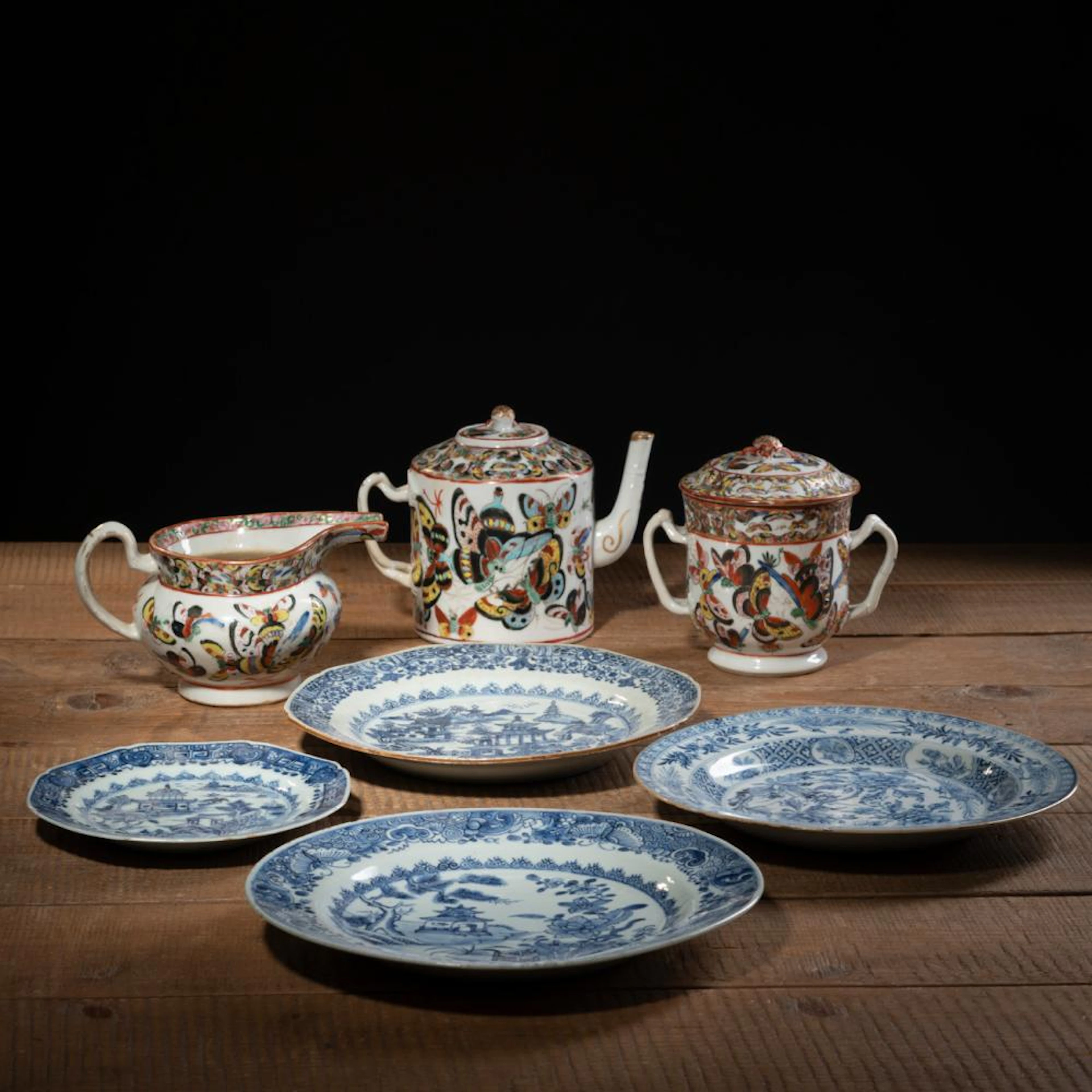 FOUR BLUE AND WHITE EXPORT PORCELAIN DISHED AND A...