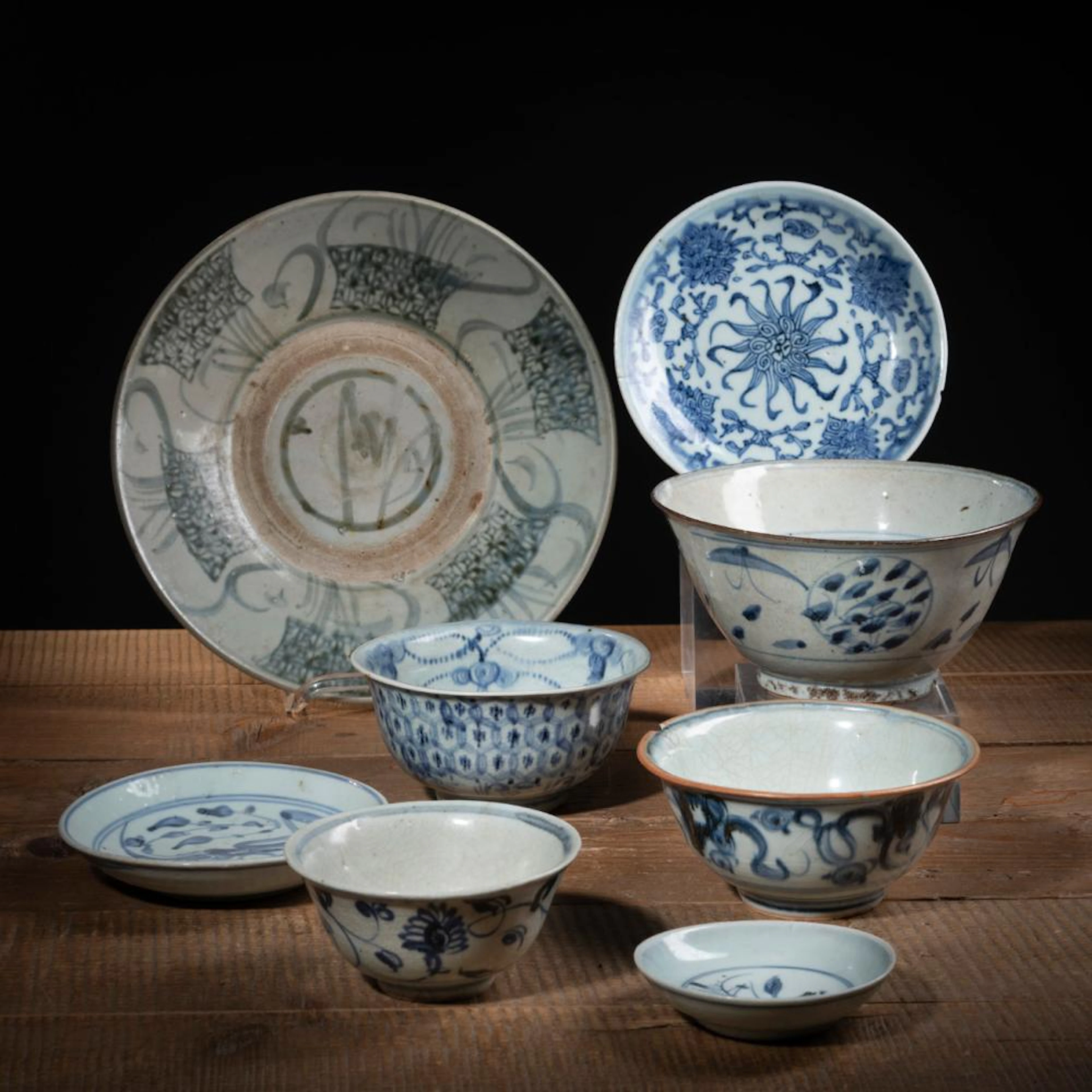 A GROUP OF EIGHT BLUE AND WHITE PORCELAIN BOWLS AND DISHES