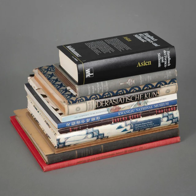 ELEVEN BOOKS ON ASIAN ART. TEXT IN GERMAN, ENGLISH, FRENCH, KOREAN ETC.