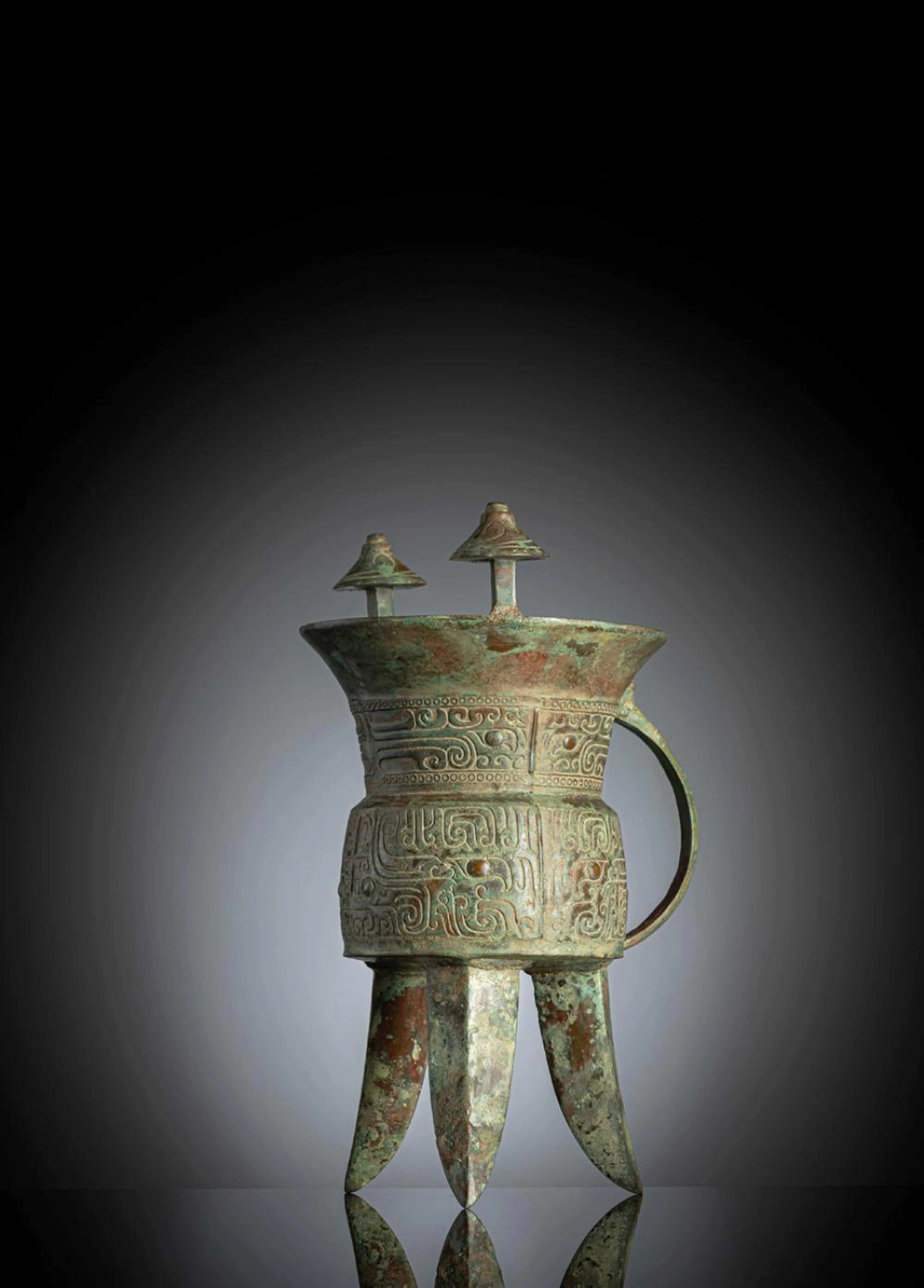 A TRIPOD BRONZE RITUAL VESSEL 'JIA'