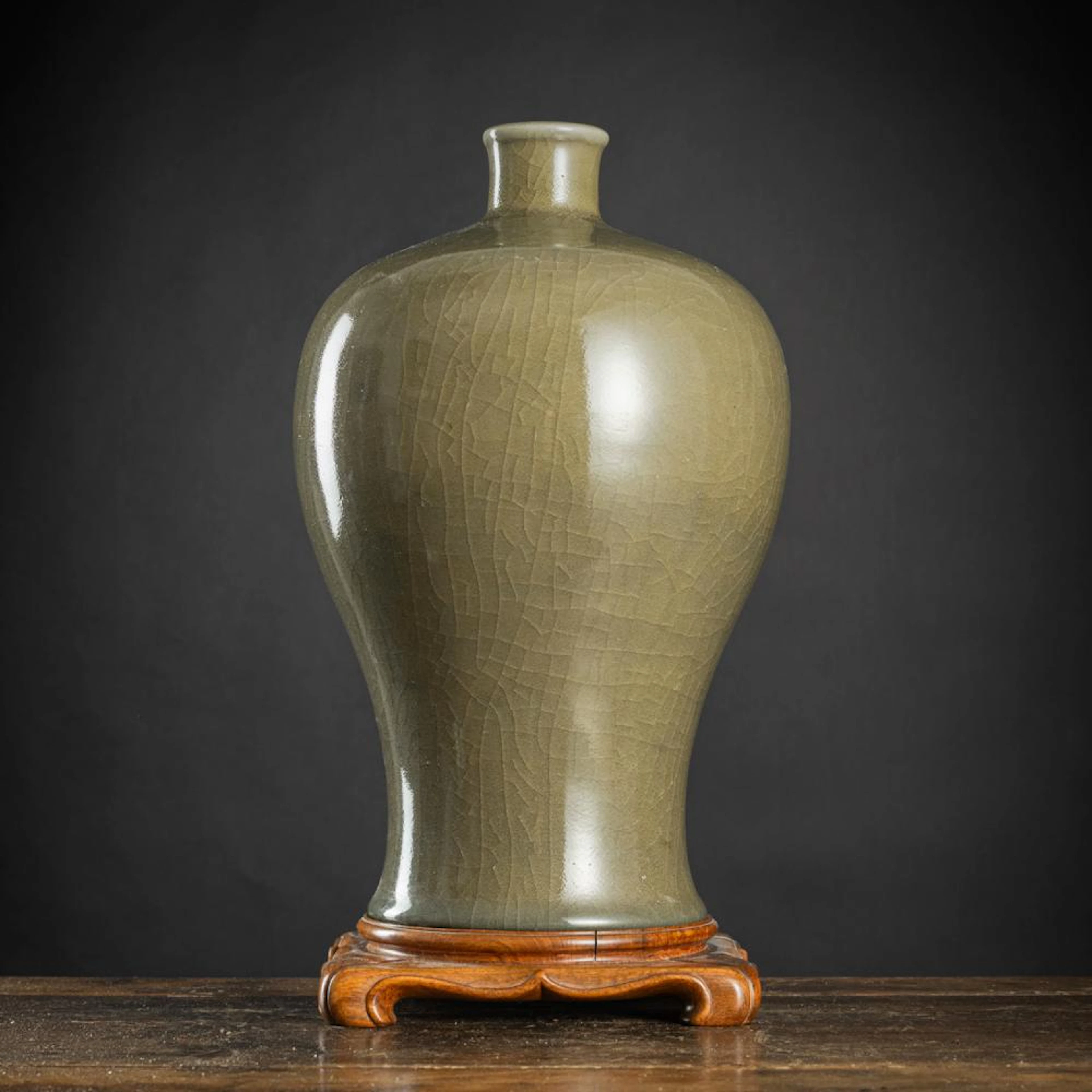 A GREEN-CRACKLE-GLAZED VASE 'MEIPING'