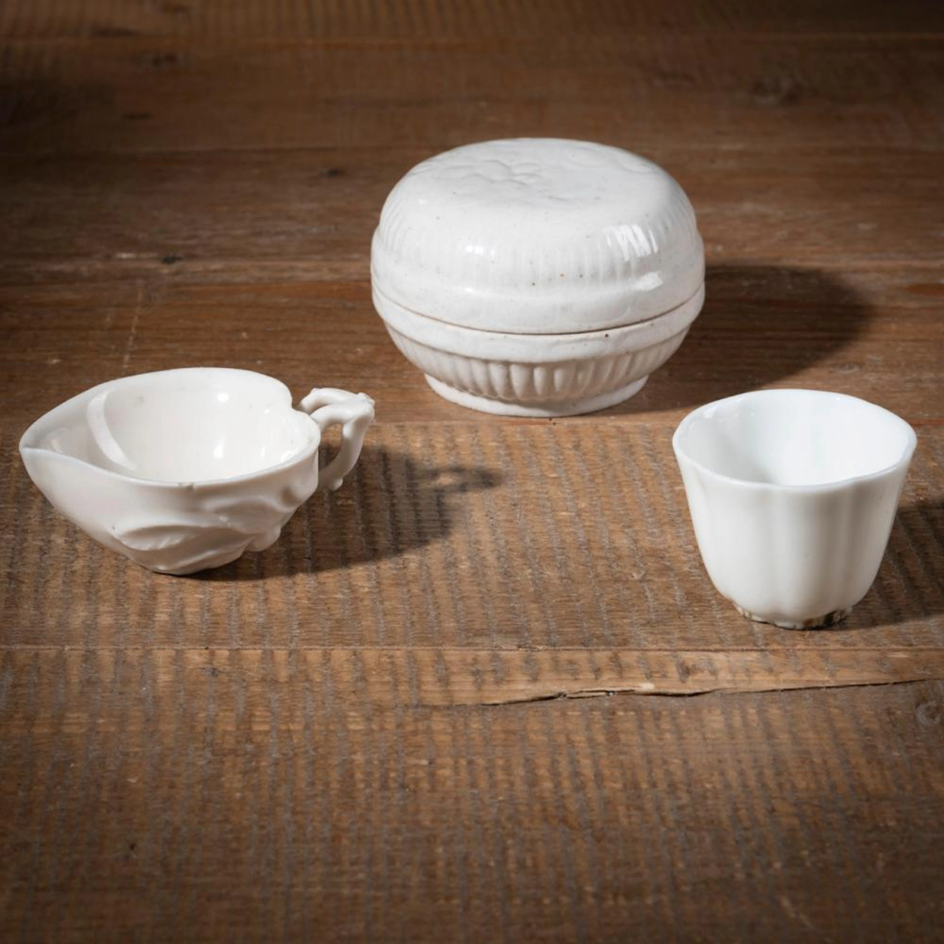 A SMALL 'DEHUA'-WARE WINE CUP, A PEACH-SHAPED BRUSH WASHER AND A LIDDED BOX