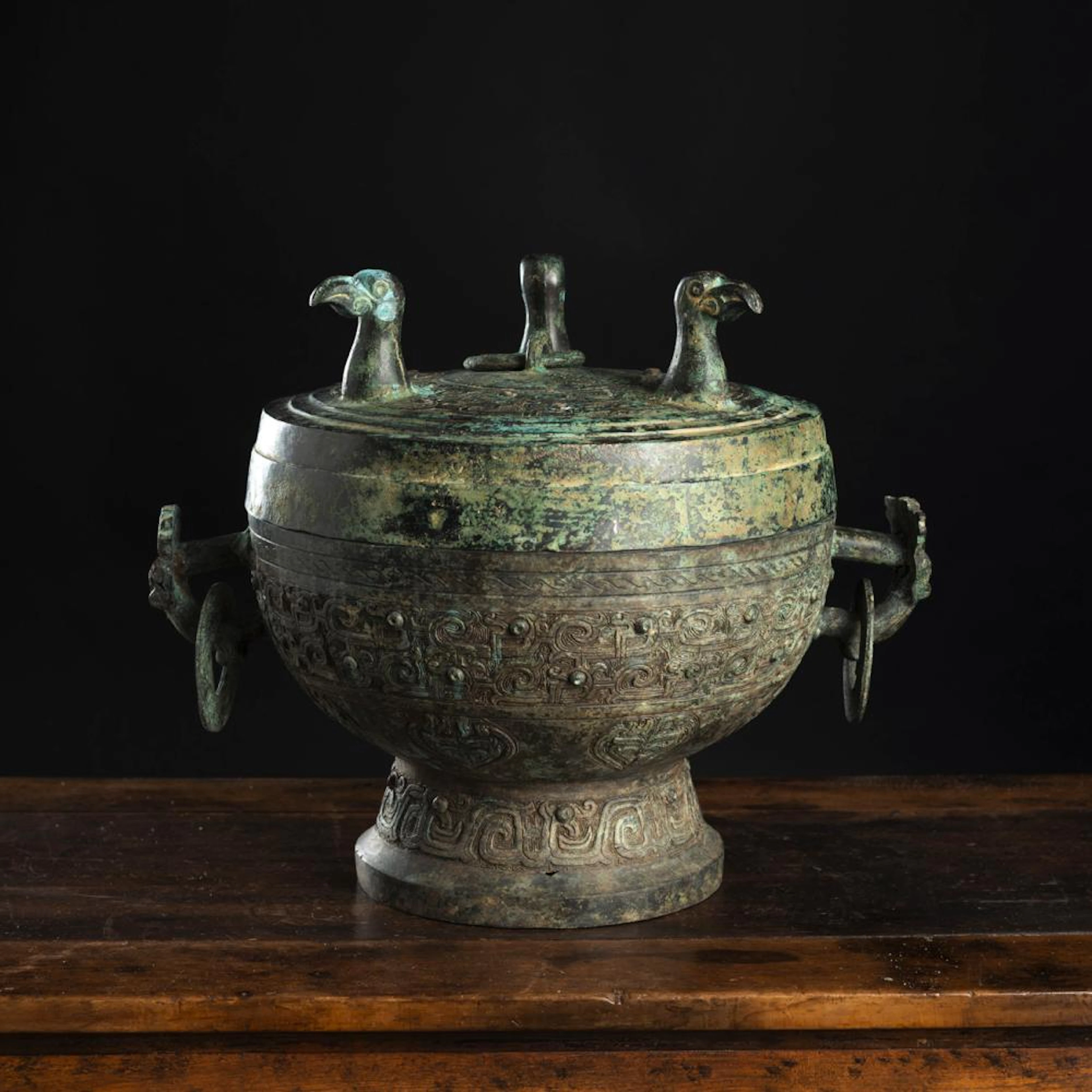 AN ARCHAISTIC MASK-HANDLED BRONZE VESSEL WITH BIRD-HEAD-ORNAMENTED COVER