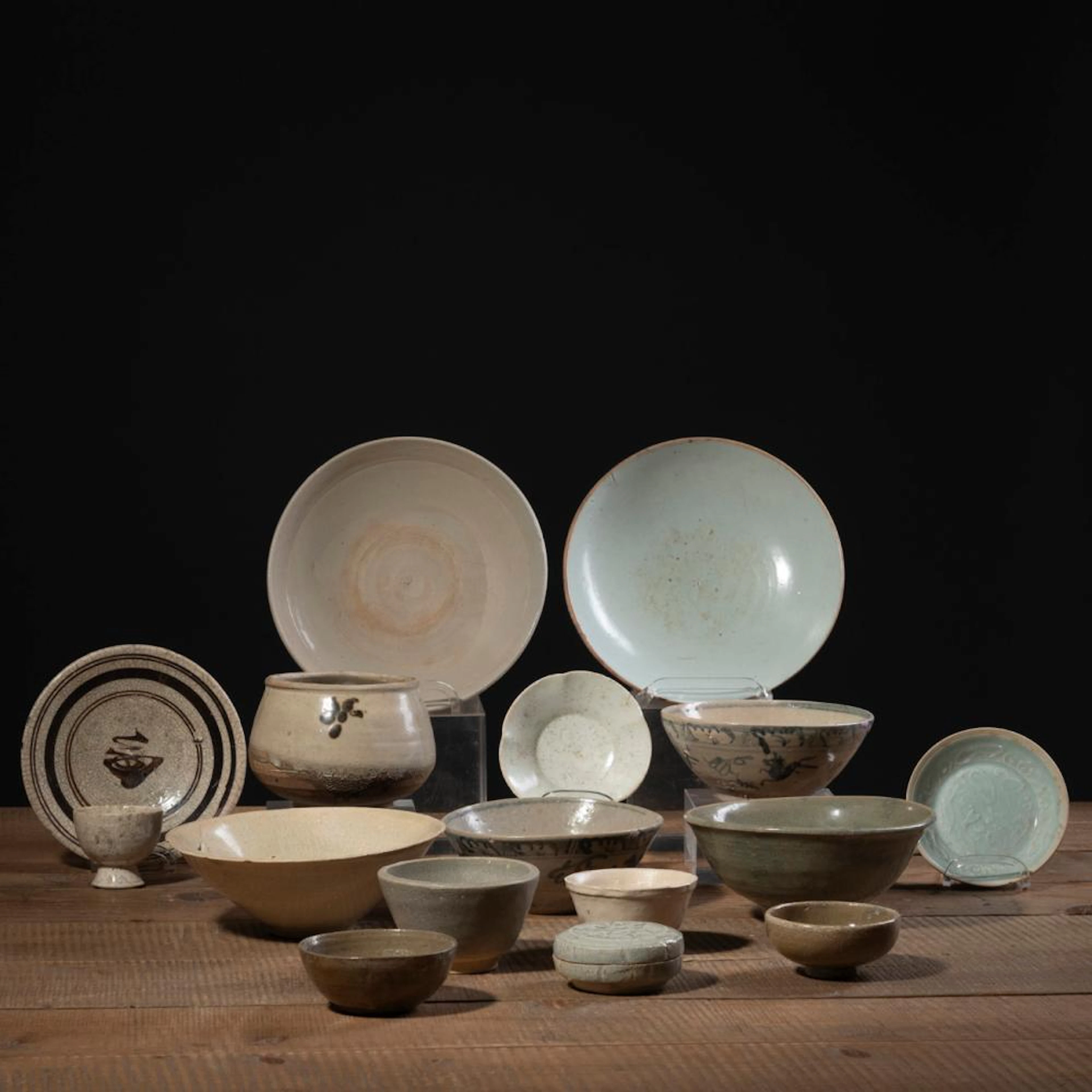 A GROUP OF CERAMIC BOWLS AND VESSELS OF 'QINGBAI'