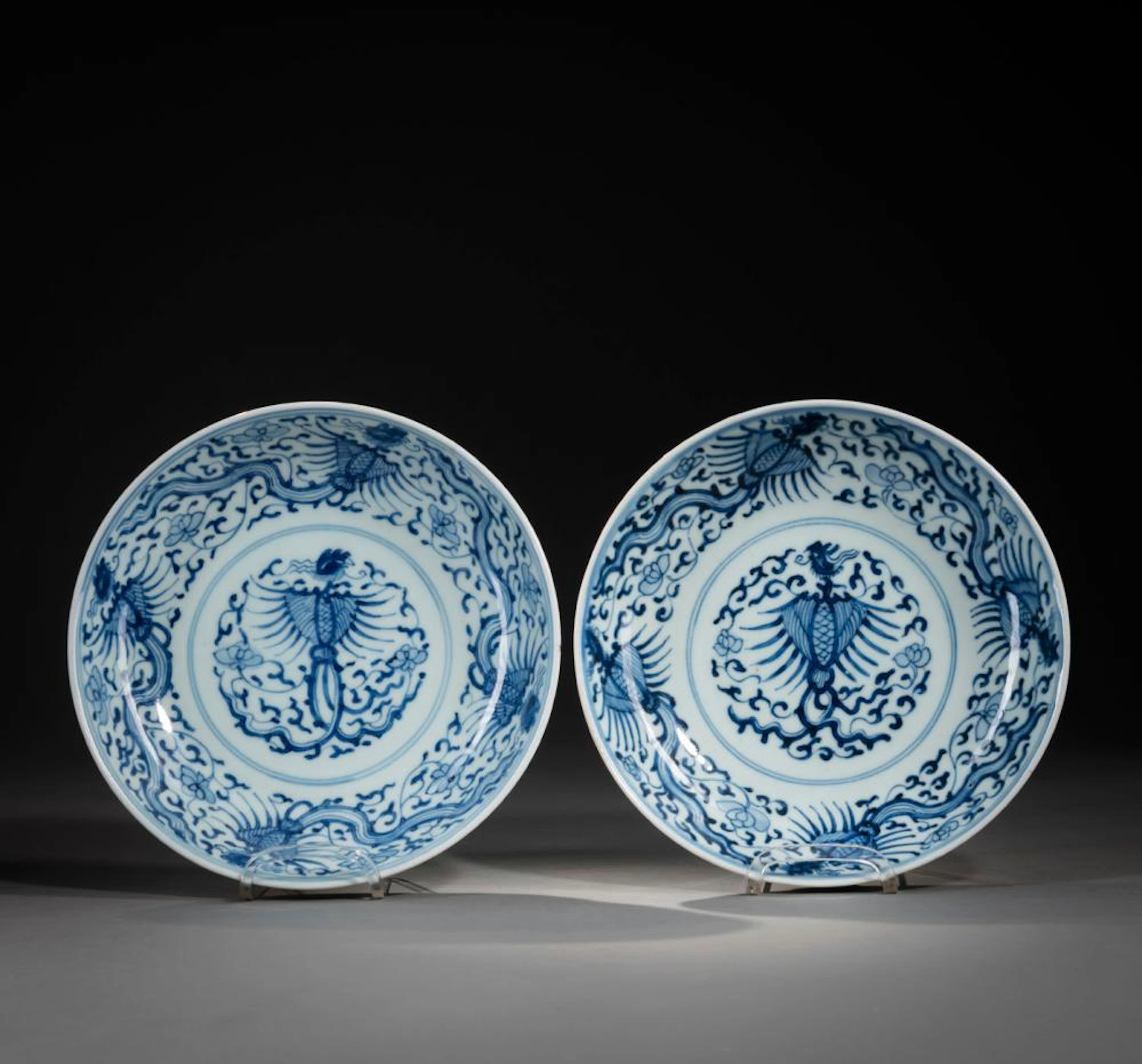 A PAIR OF BLUE AND WHITE PORCELAIN PHOENIX DISHES