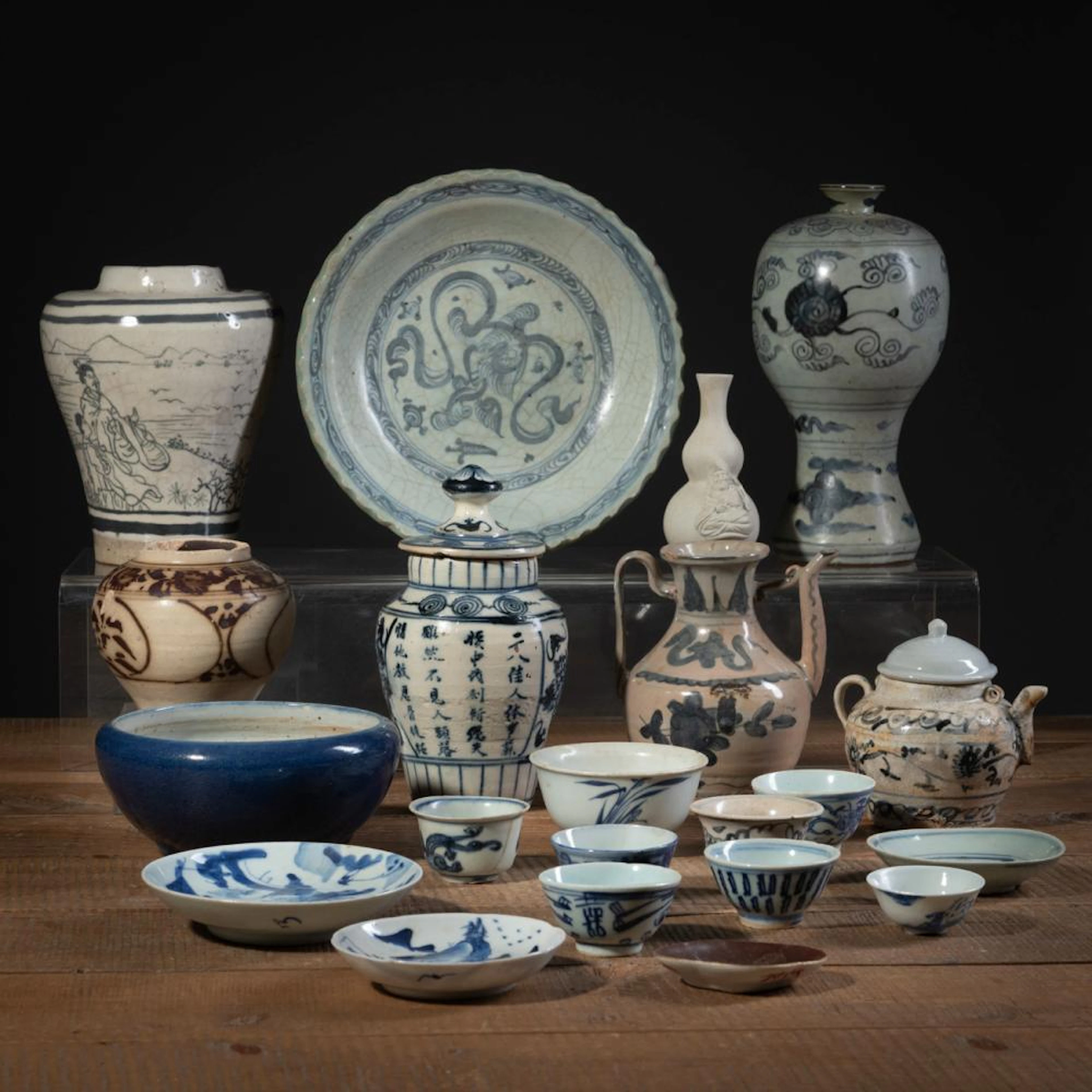 A GROUP OF VARIOUS BLUE AND WHITE PORCELAIN VASES AND BOWLS