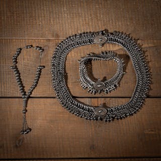 A SILVER COLLIER AND BRACELET AND A ROSARY
