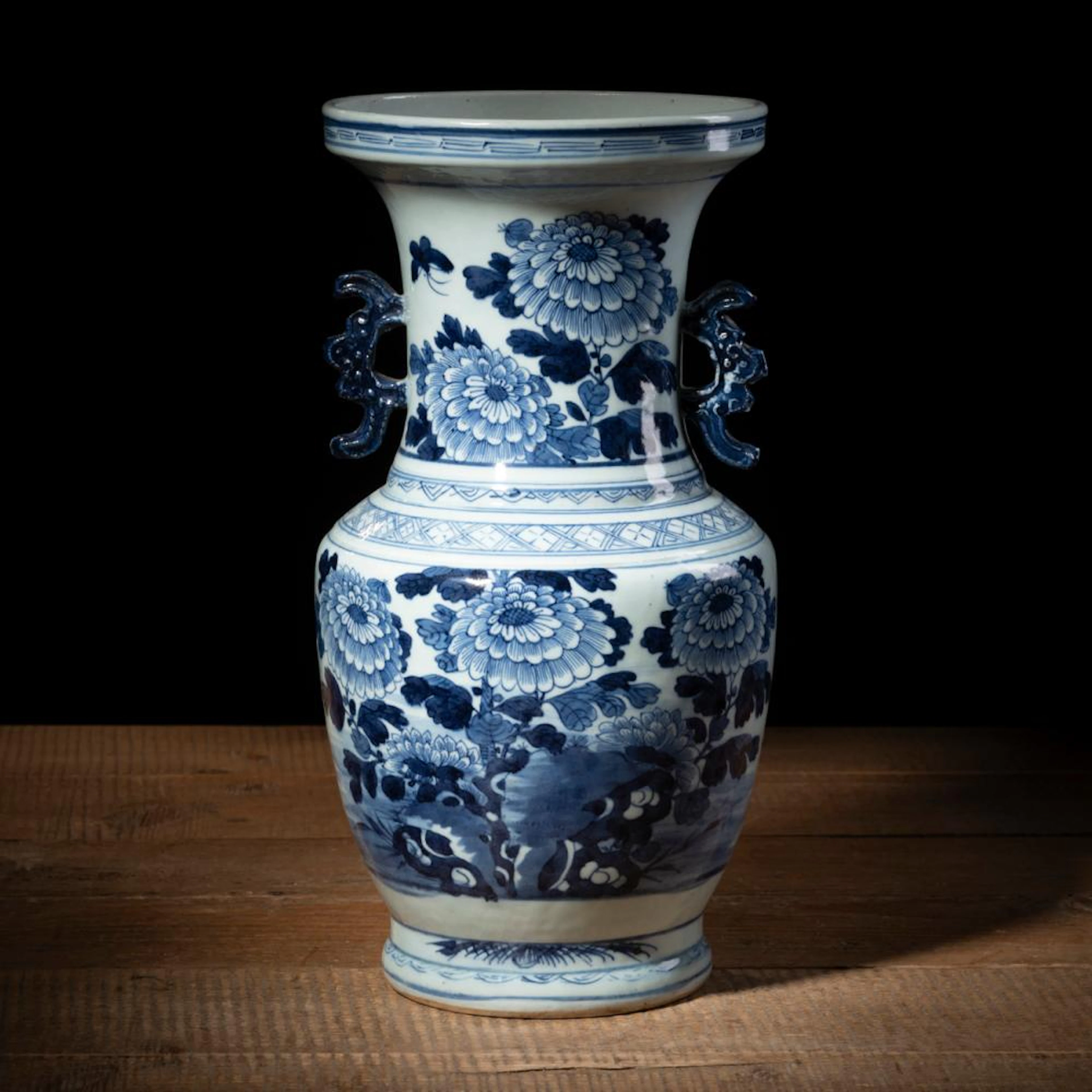 A BLUE AND WHITE FLORAL PORCELAIN VASE