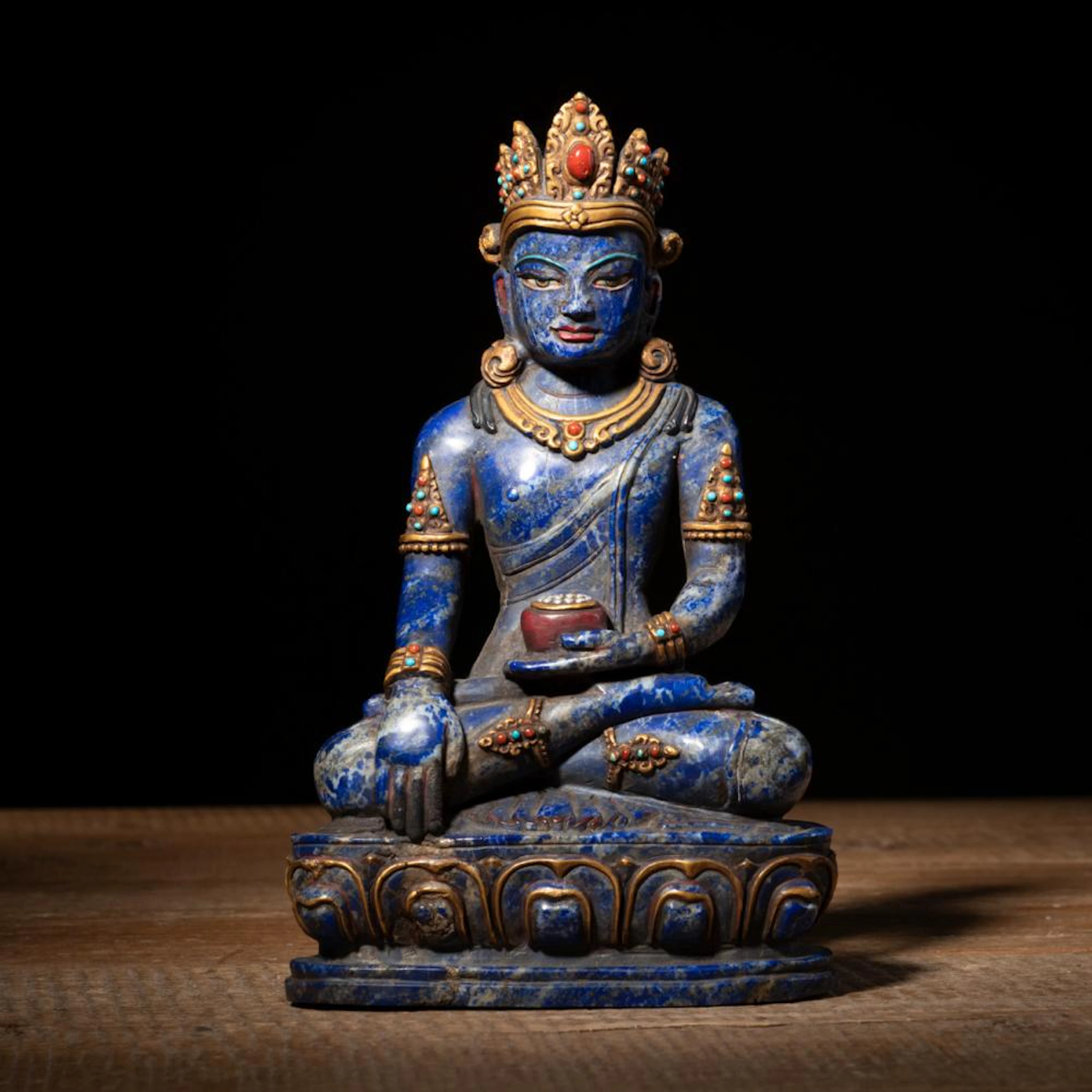 A CARVED AND PART-GILT AND PAINTED LAPISLAZULI FIGURE OF SEATED AMITHABA
