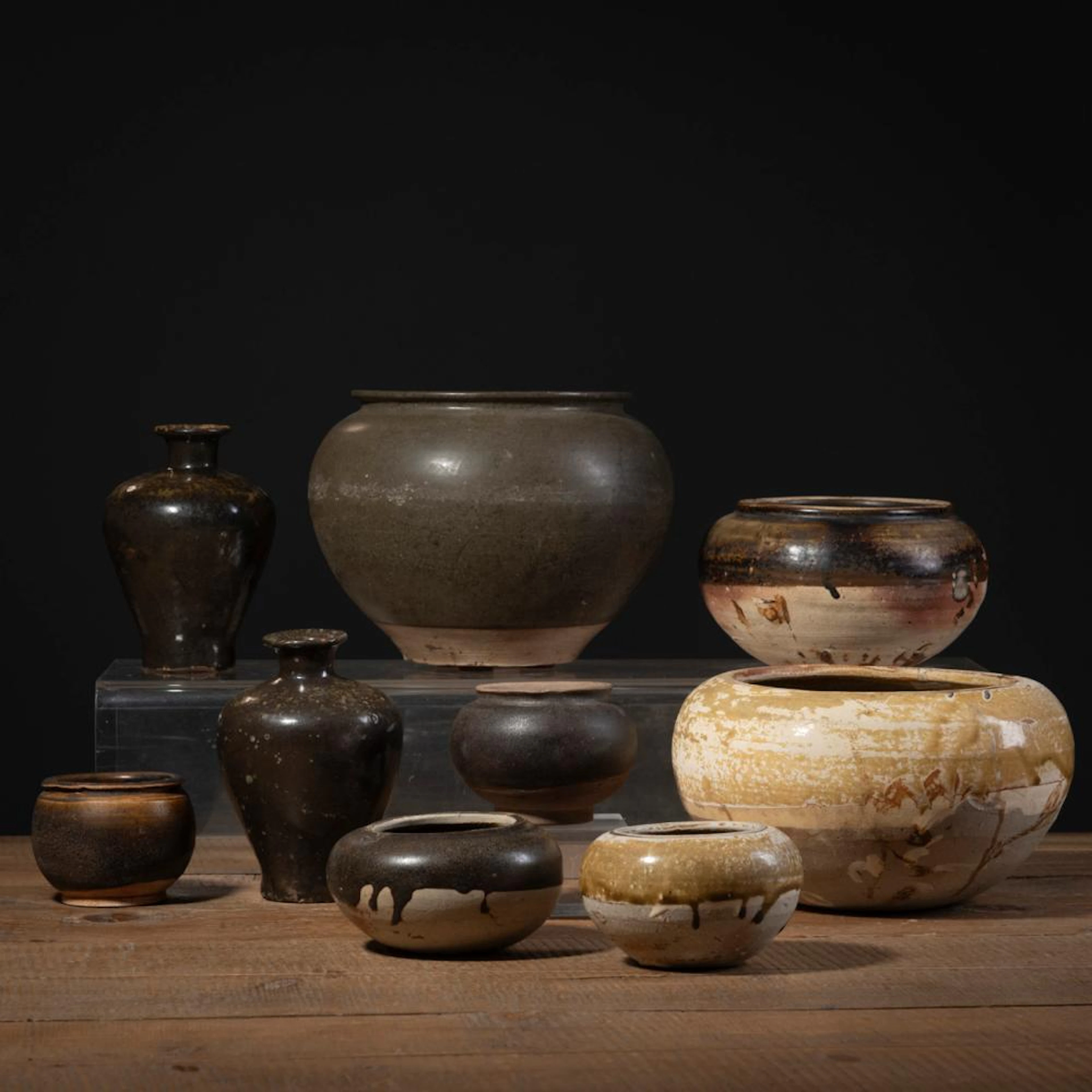 SEVEN CERAMIC STORAGE VESSELS OF 'CHANGSHA' WARE A