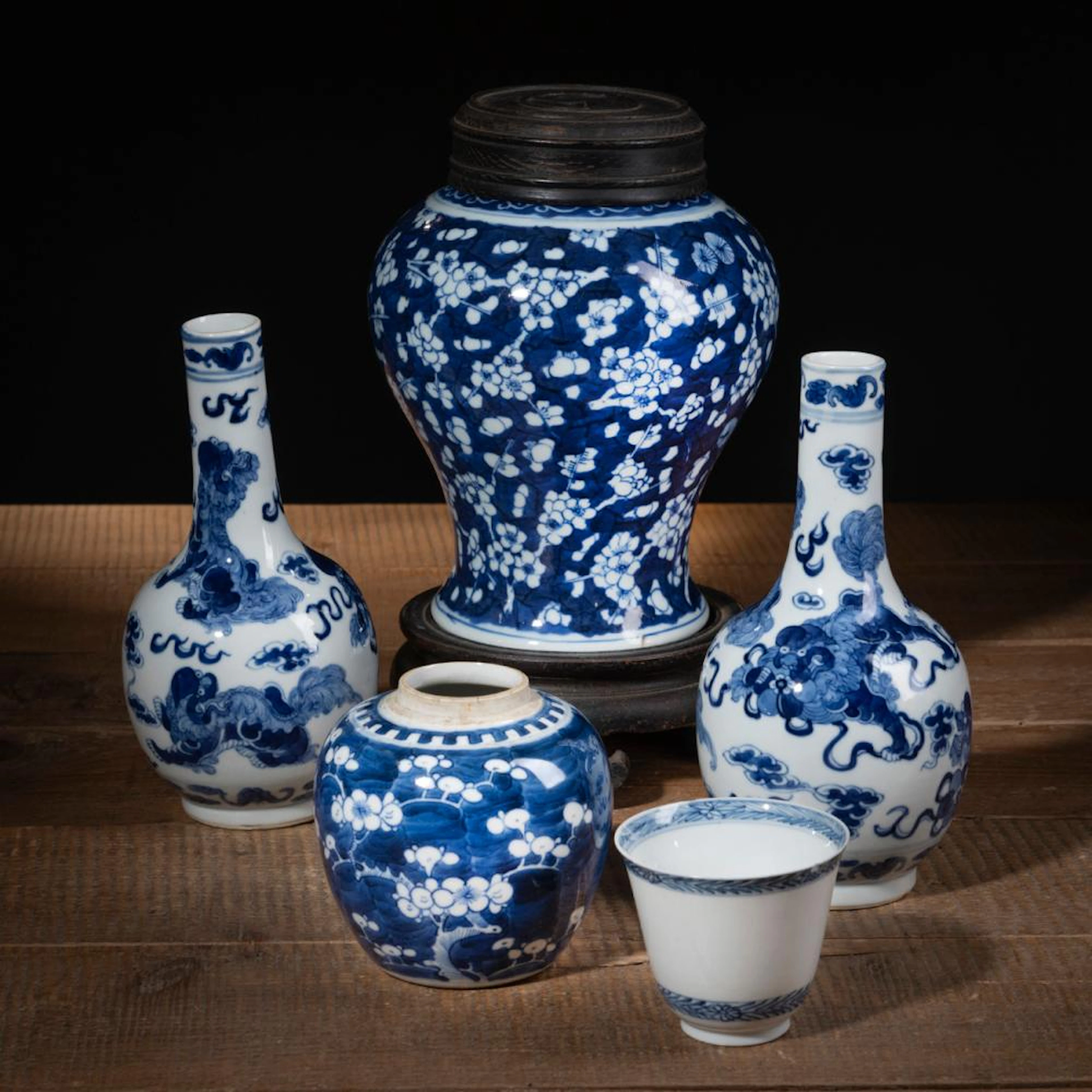 FOUR BLUE AND WHITE PORCELAIN VASES AND A WINE CUP