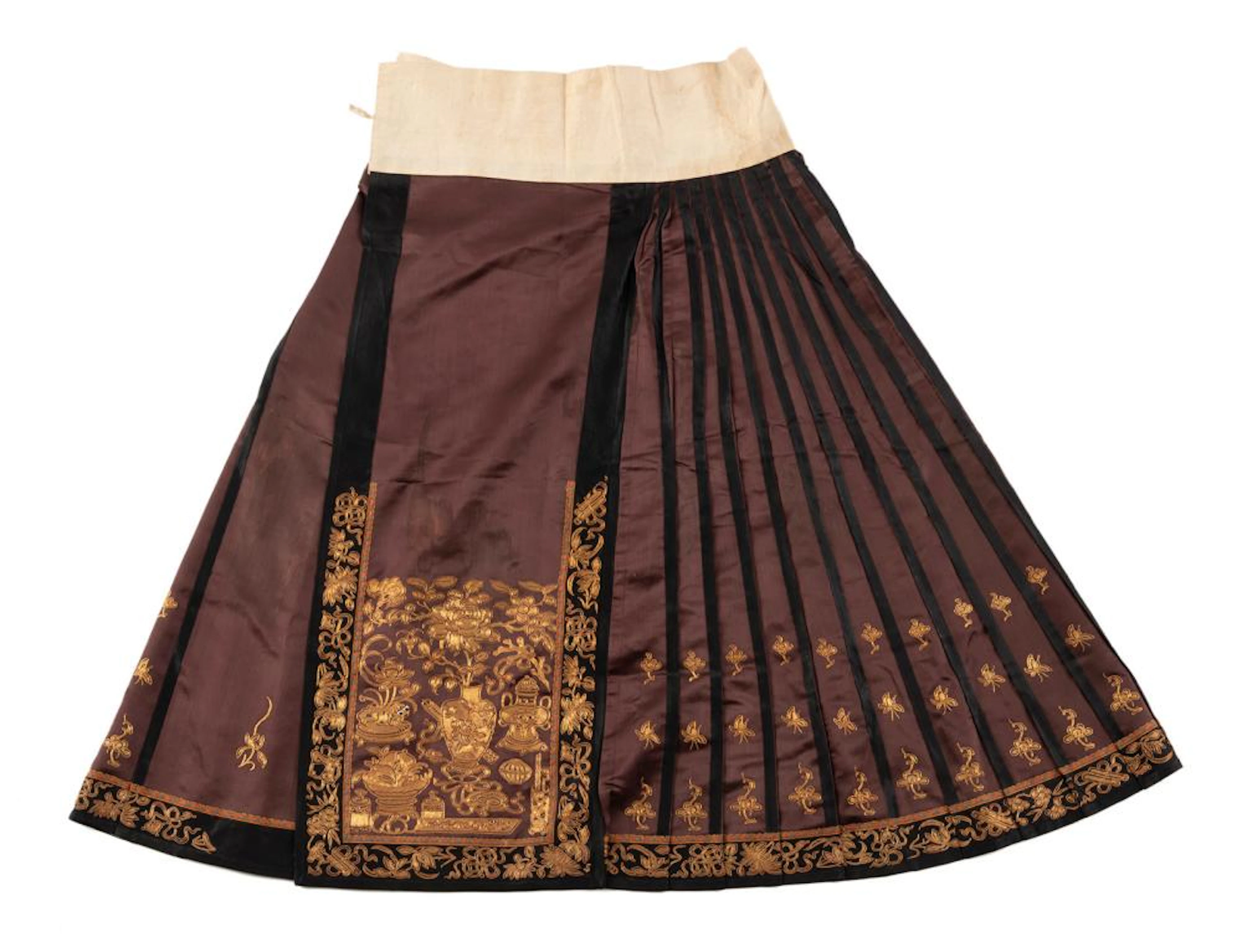 A SILK BROWN LADIES SKIRT WITH ANTIQUES IN GOLD EMBROIDERY