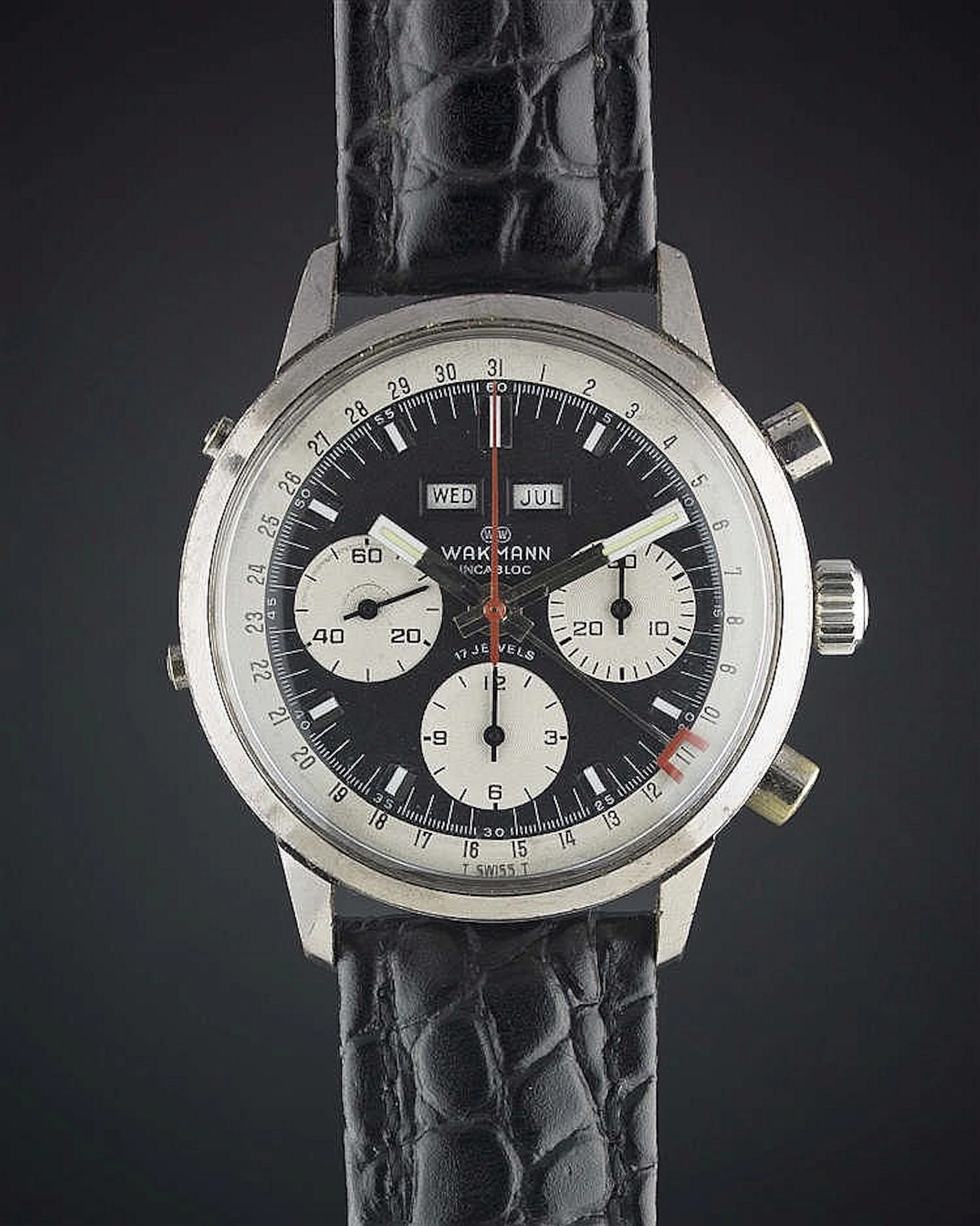 A GENTLEMAN'S LARGE SIZE WAKMANN TRIPLE CALENDAR CHRONOGRAPH WRIST WATCH