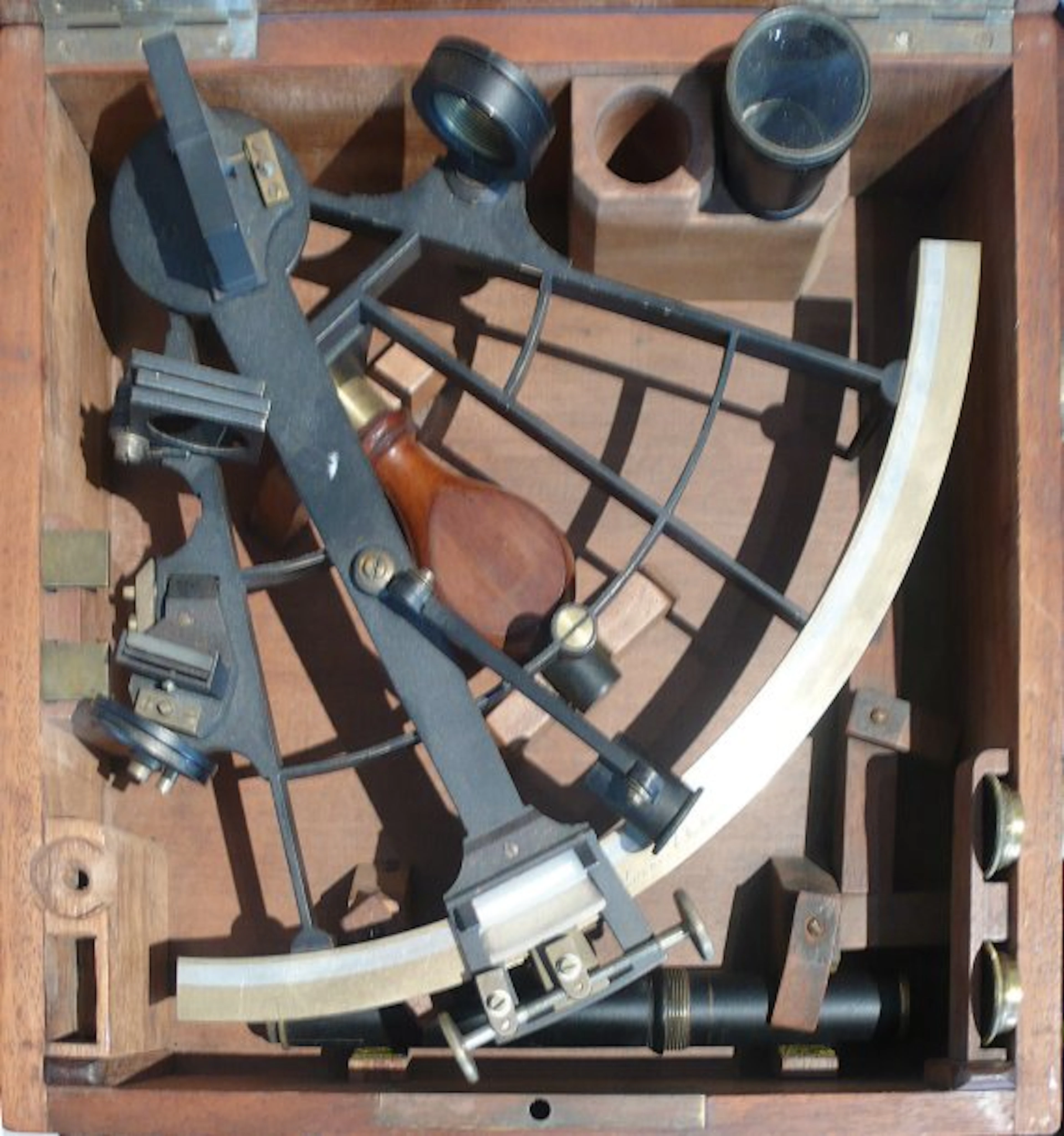 Sextant en bronze anodisé noir et argent