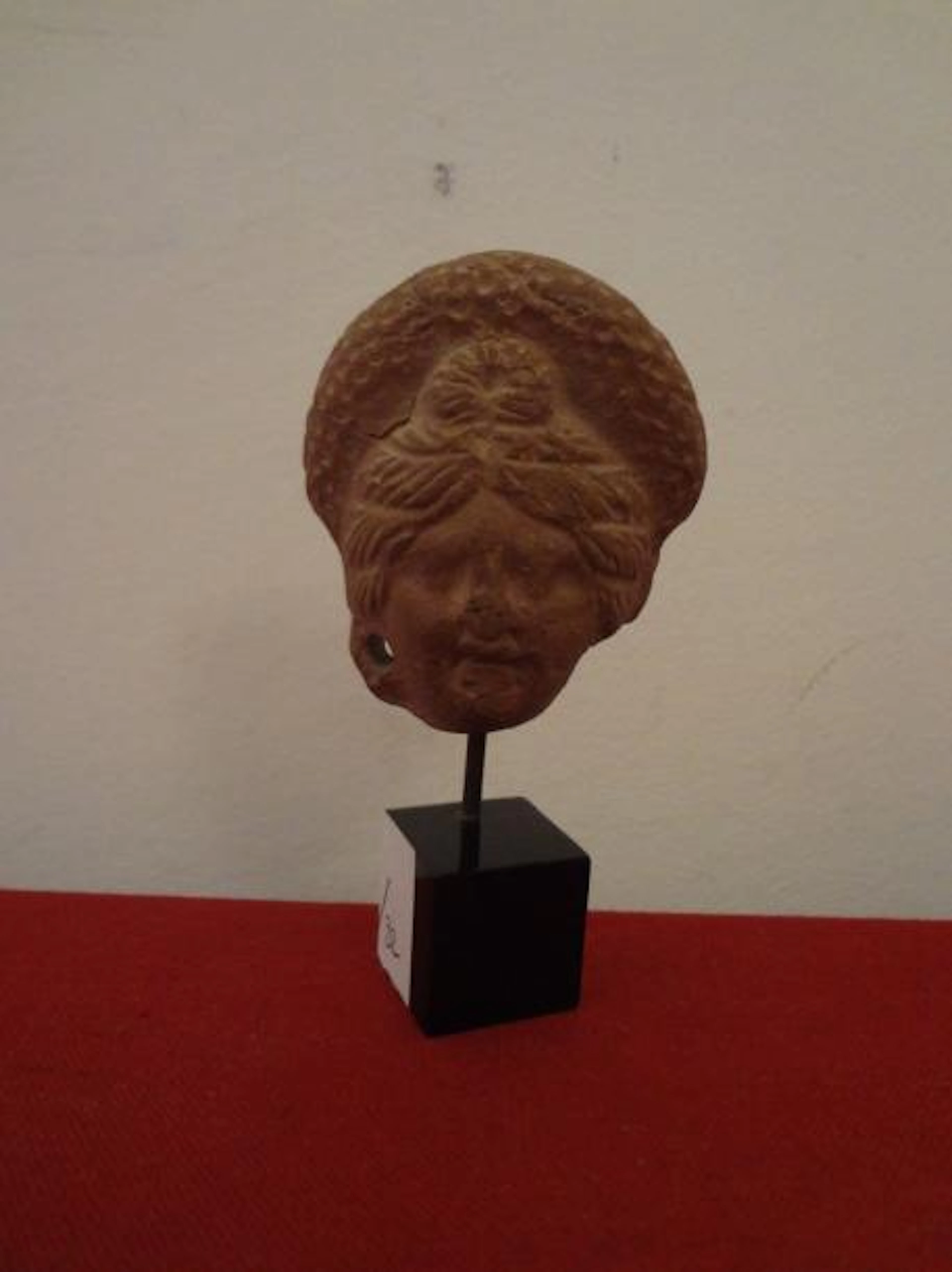 Tête de statuette Tanagra en terre cuite