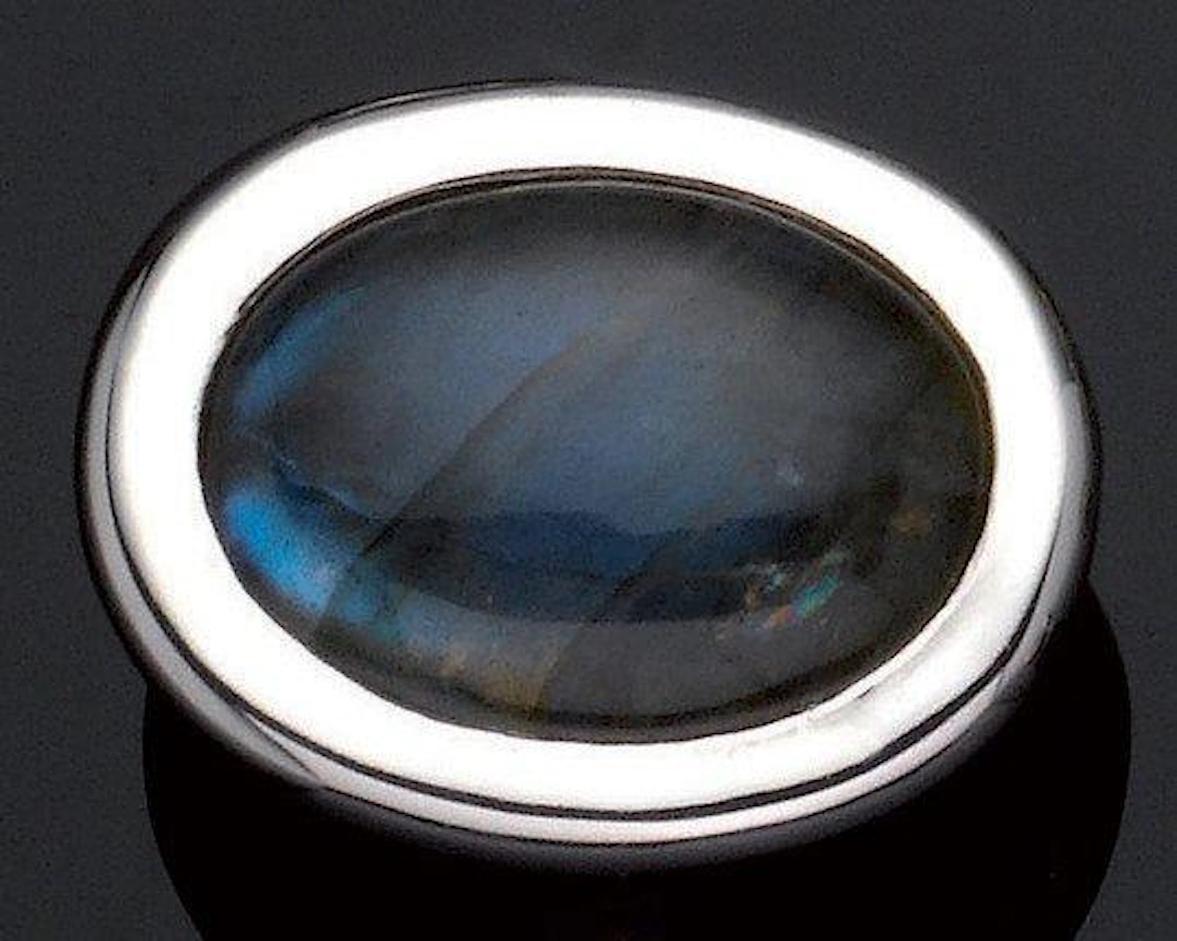 Importante BAGUE «chevalière» en or gris serti d'une labradorite...
