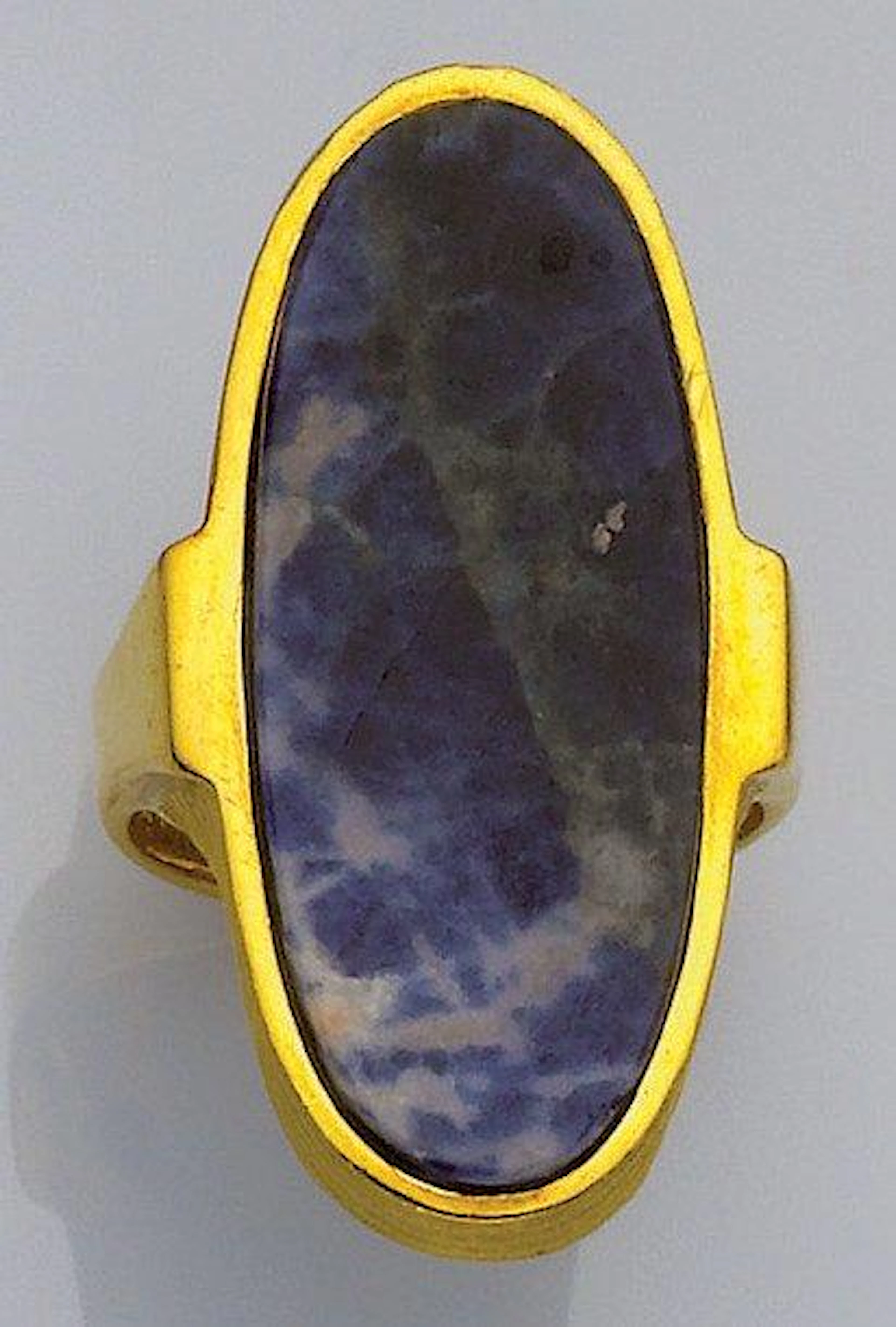 BAGUE en or jaune partiellement guilloché surmonté dune plaque ovale