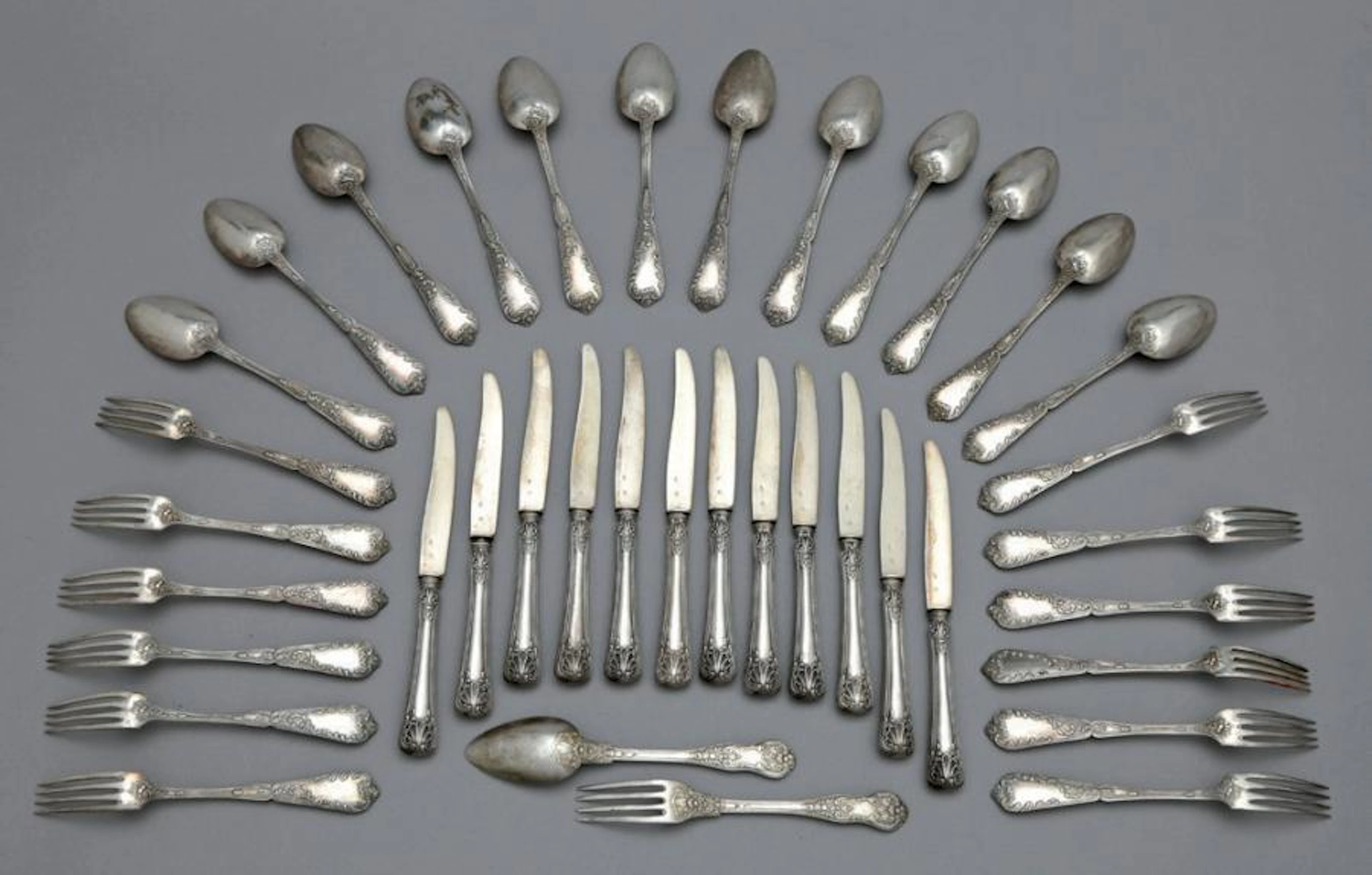 COUVERTS comprenant une CUILLERE et une FOURCHETTE DE TABLE en...