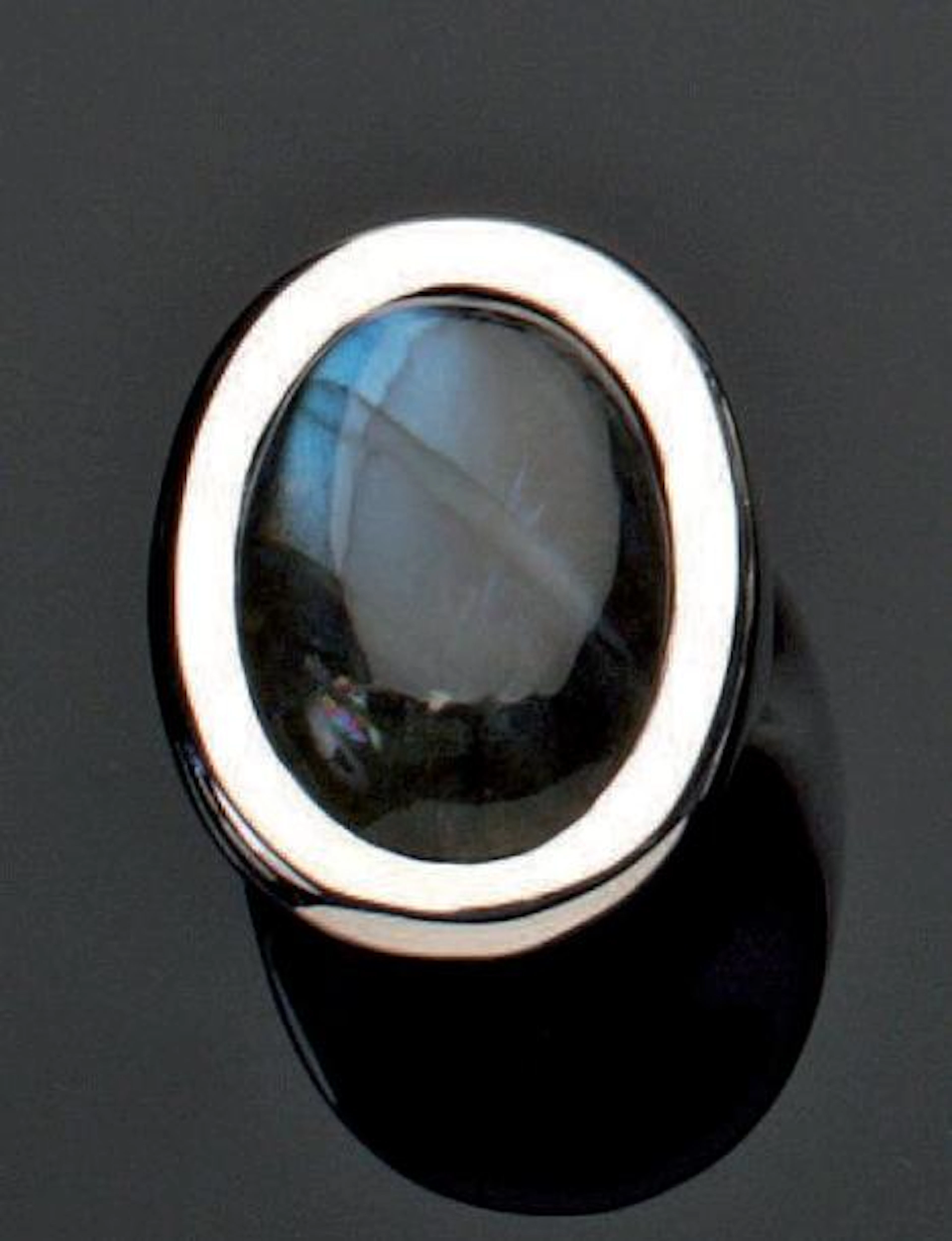 Importante BAGUE «chevalière» en or gris serti d'une labradorite...
