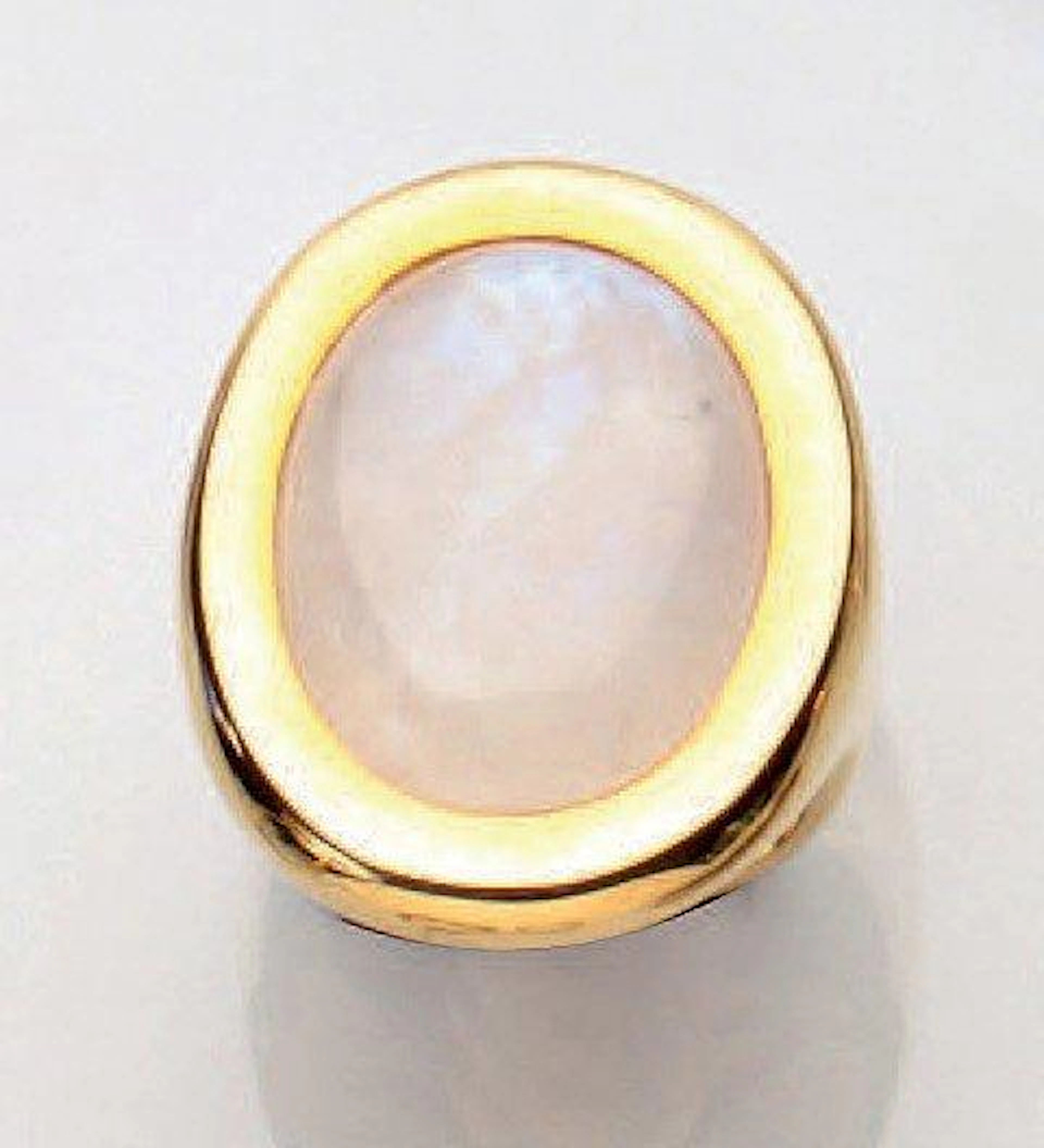 Importante BAGUE en or jaune serti d'une labradorite blanche de forme ovale