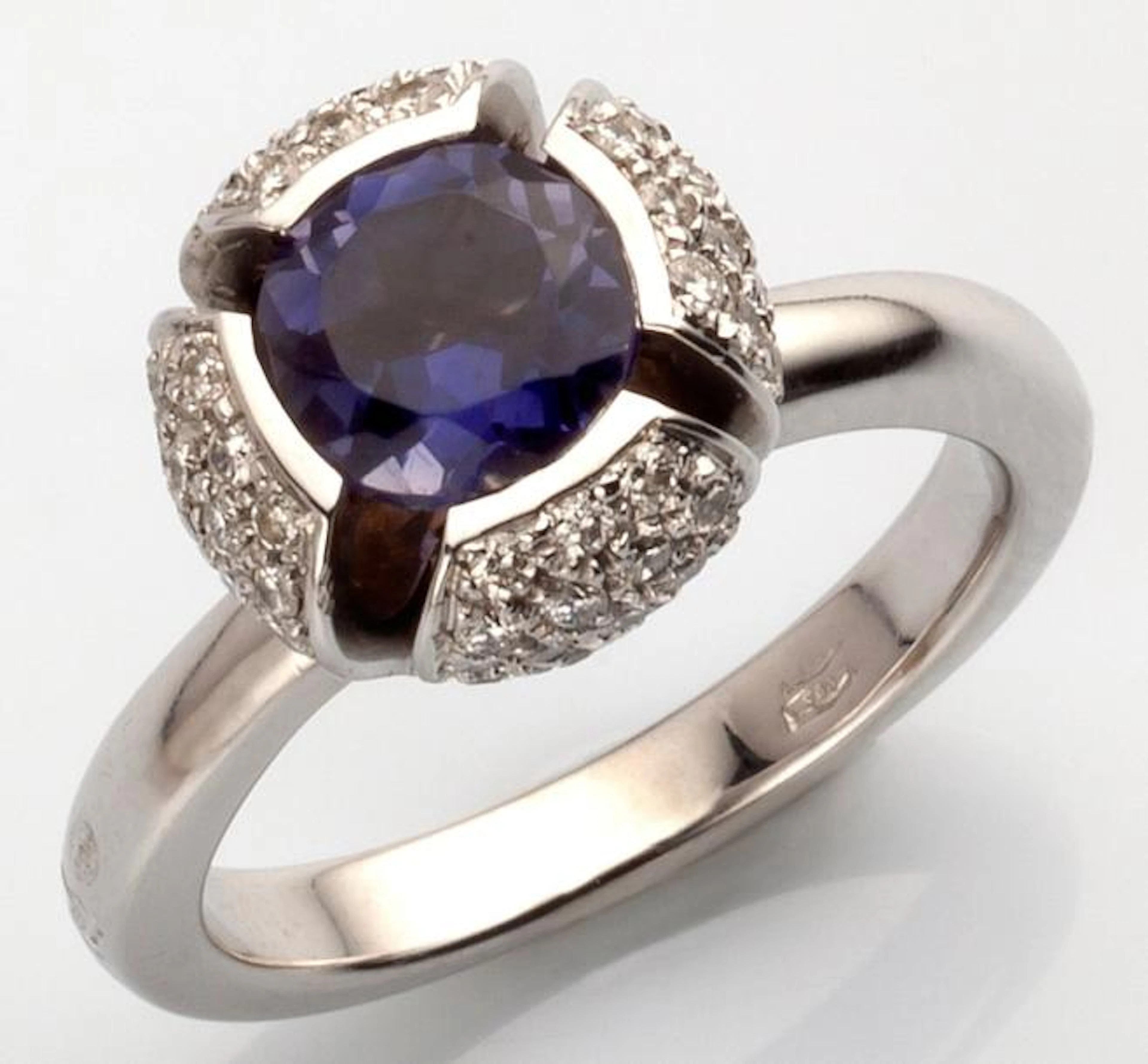 Bague «Tulipe» en or gris serti d'une iolite ronde et de pavages...