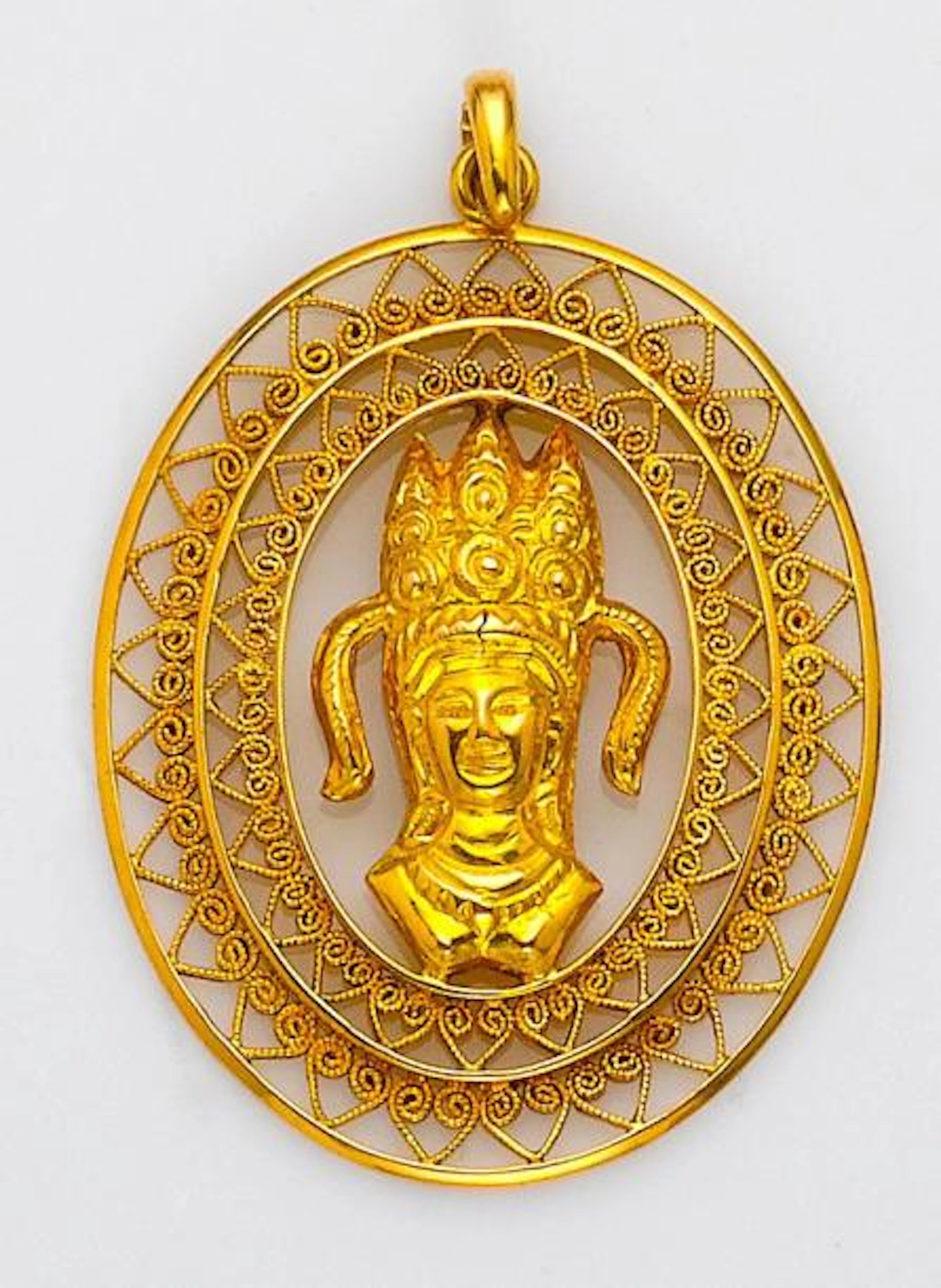Pendentif ovale en or jaune ajouré