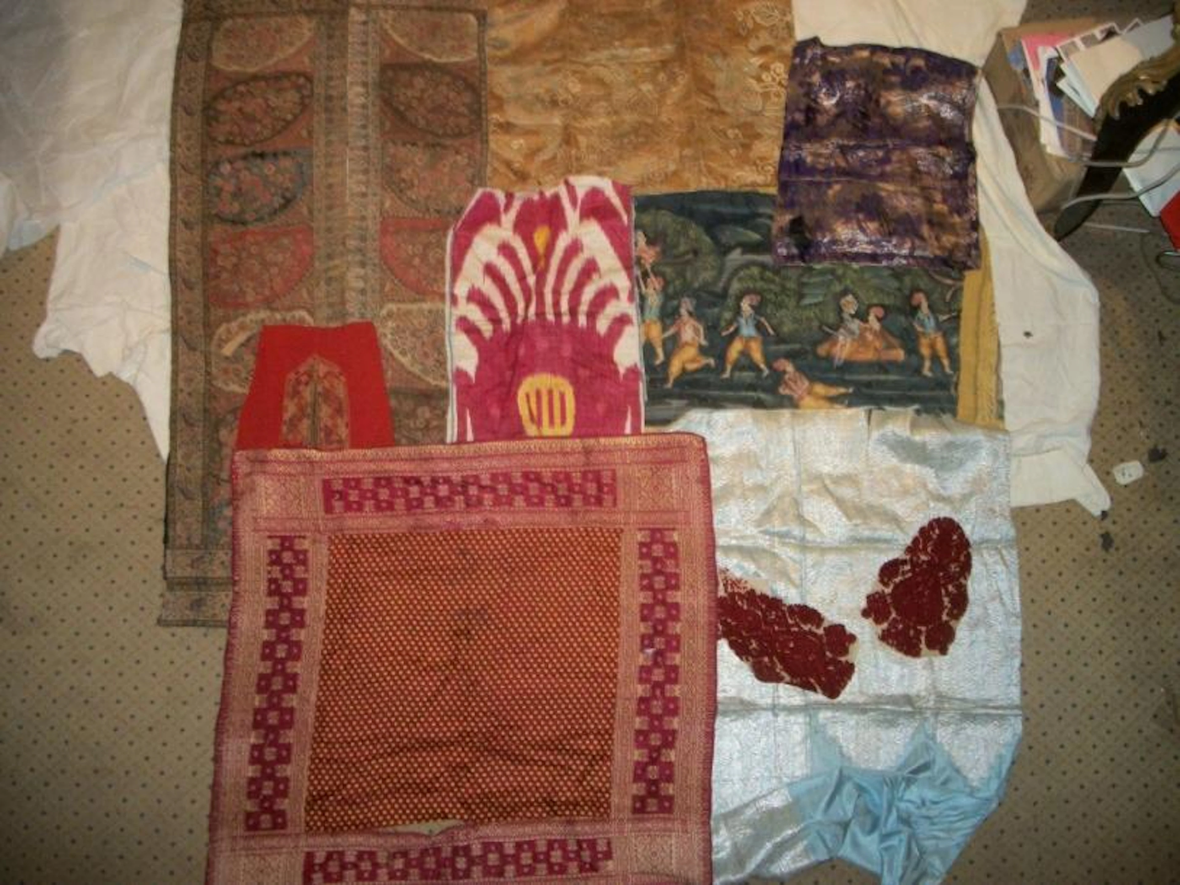Réunion de textiles asiatiques: ikat d'Ouzbékistan,batik d'Inde,fragments...