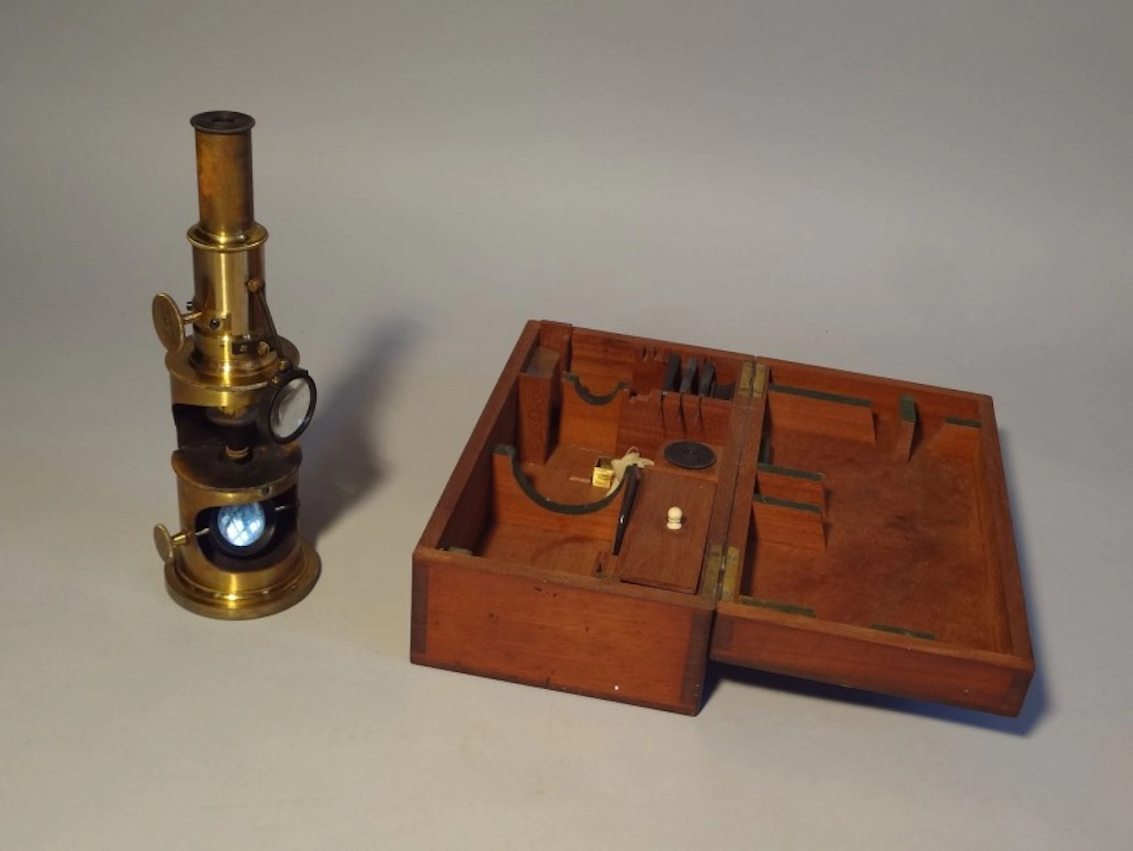Microscope en laiton dans sa boite en acajoux