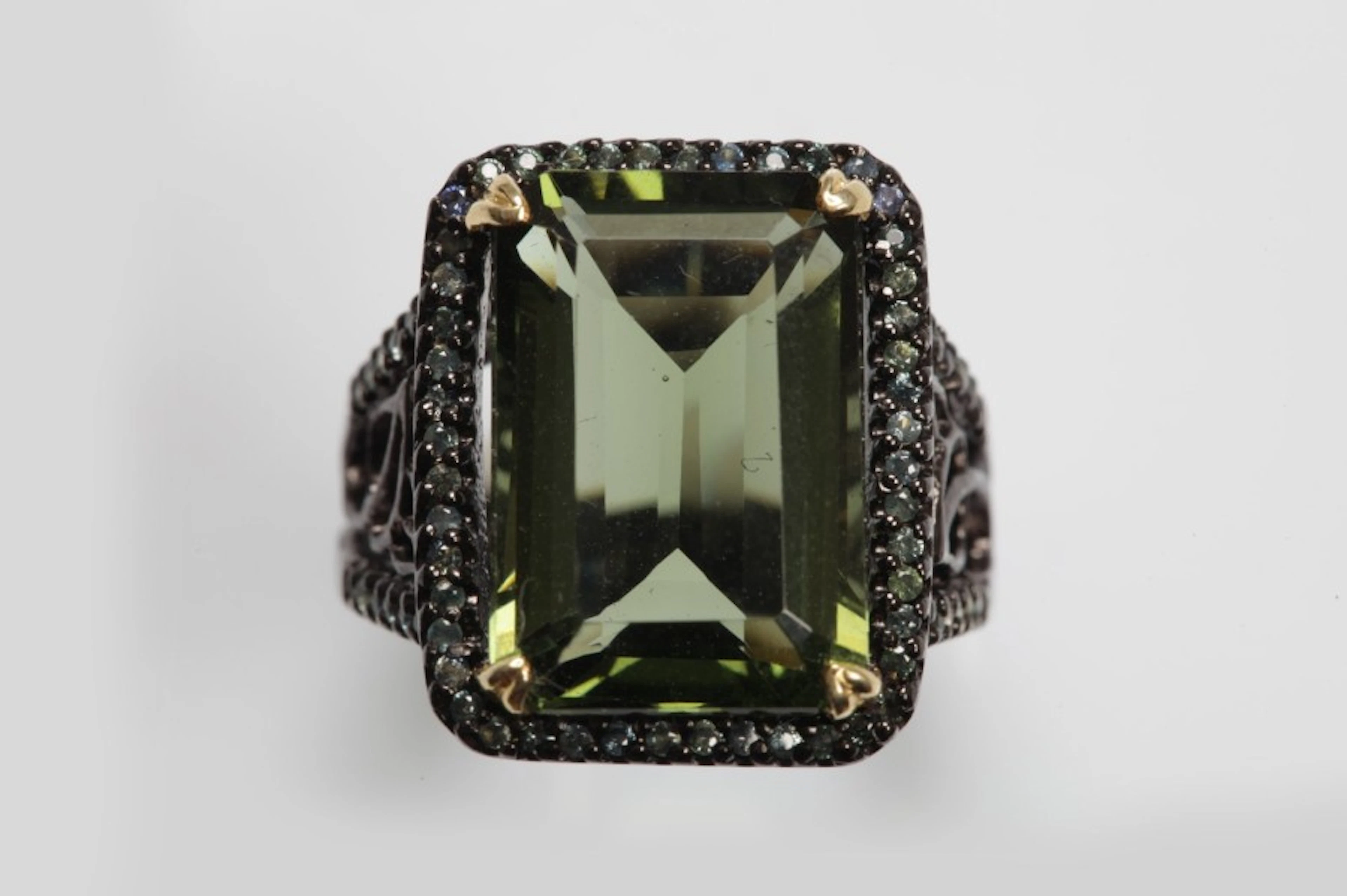 BAGUE en argent noirci (925 millièmes) ajouré serti d’une Moldavite...