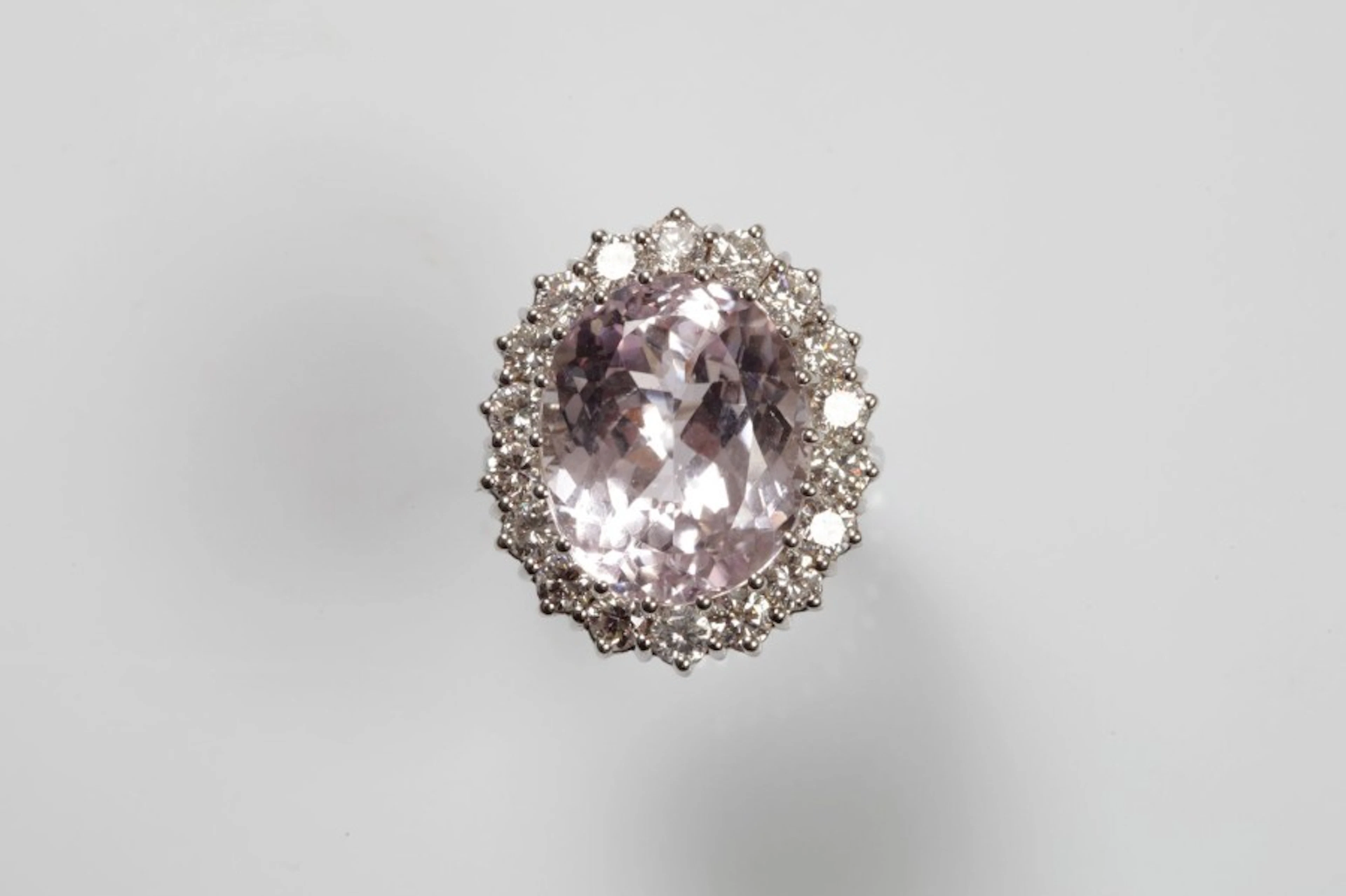 BAGUE « marguerite » en or gris (750 millièmes) sertie d’une...