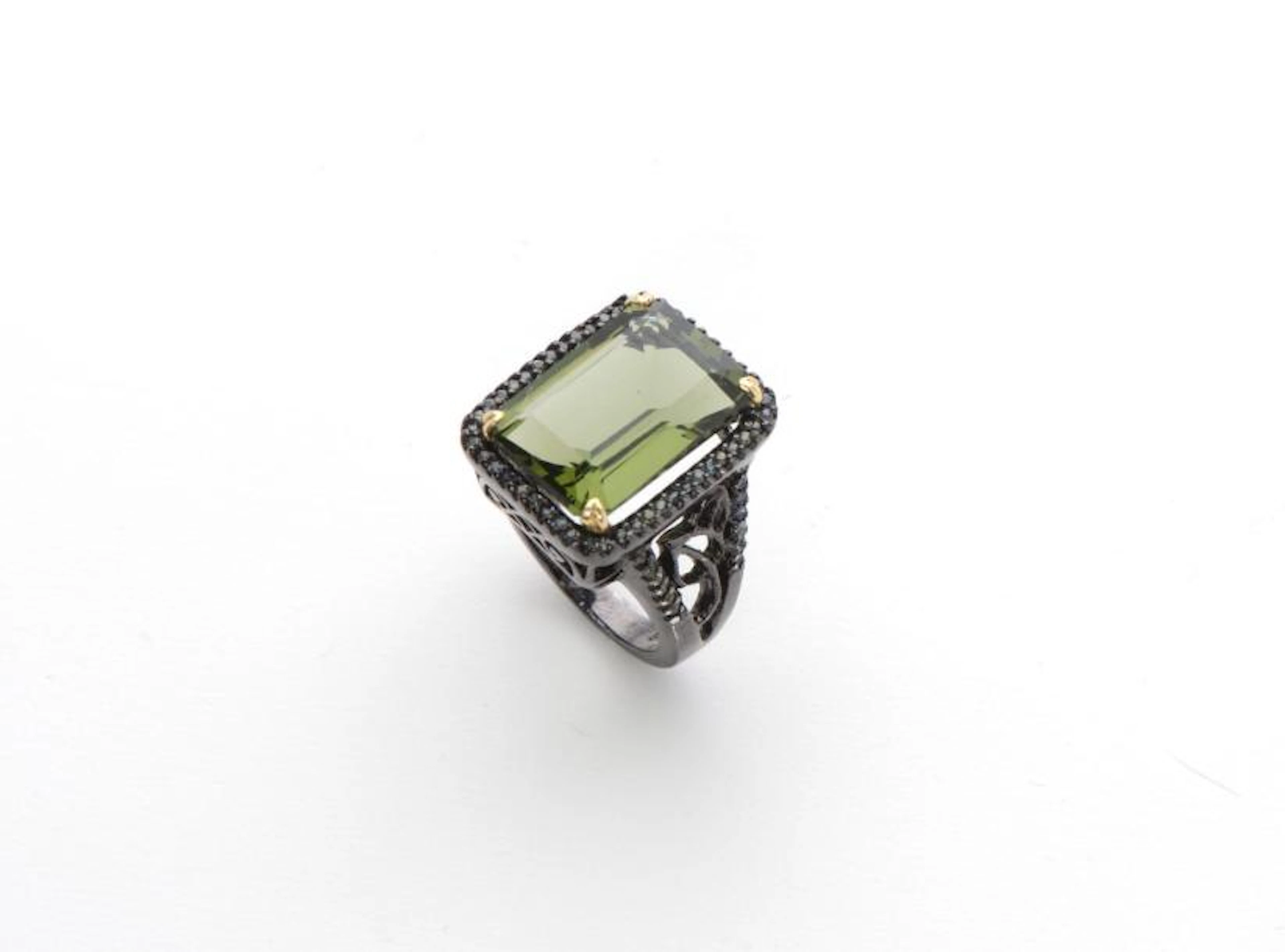 198. BAGUE en argent noirci (925 millièmes) ajouré serti d’une...