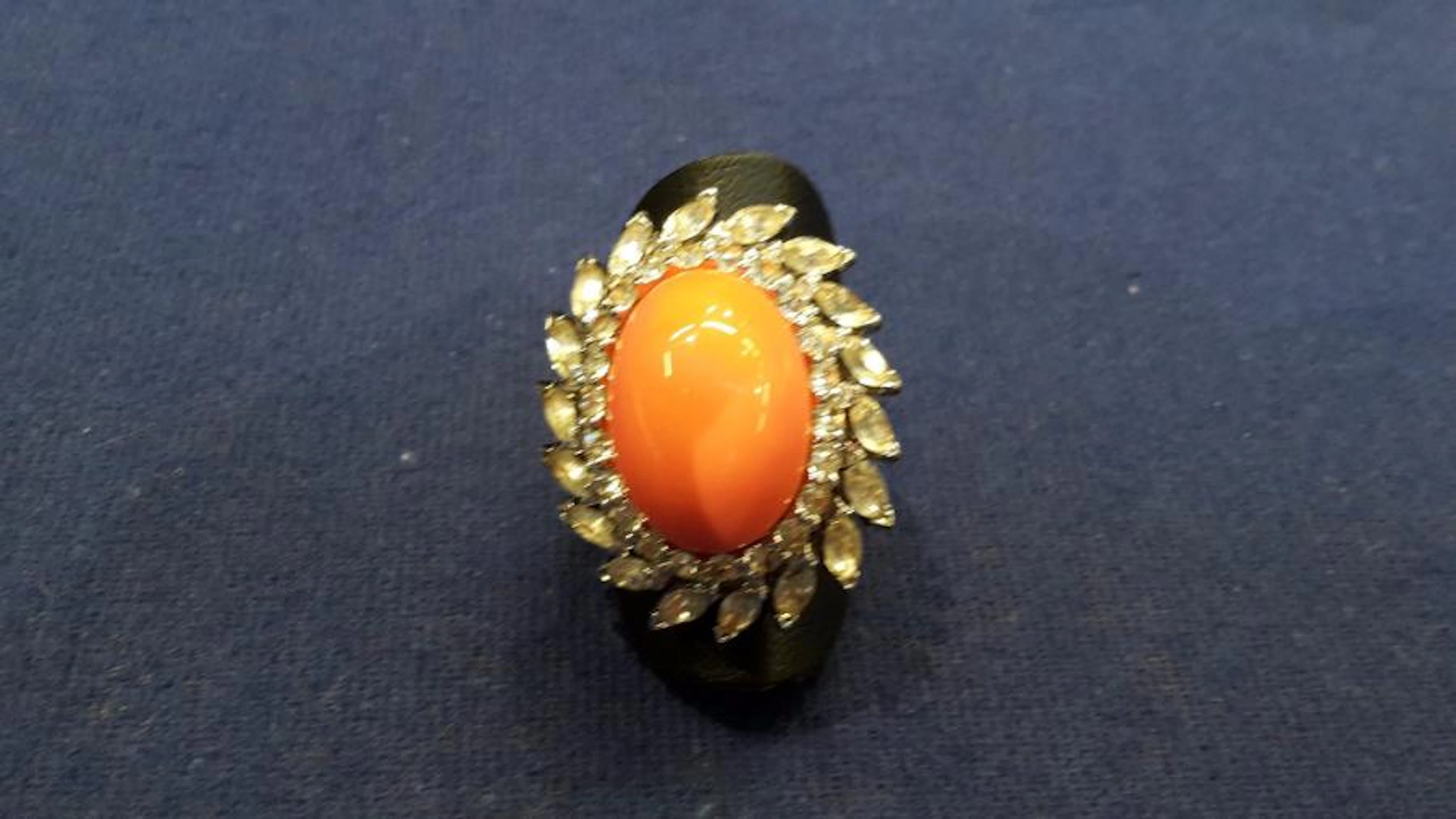 BAGUE en métal ornée d'un cabochon couleur…