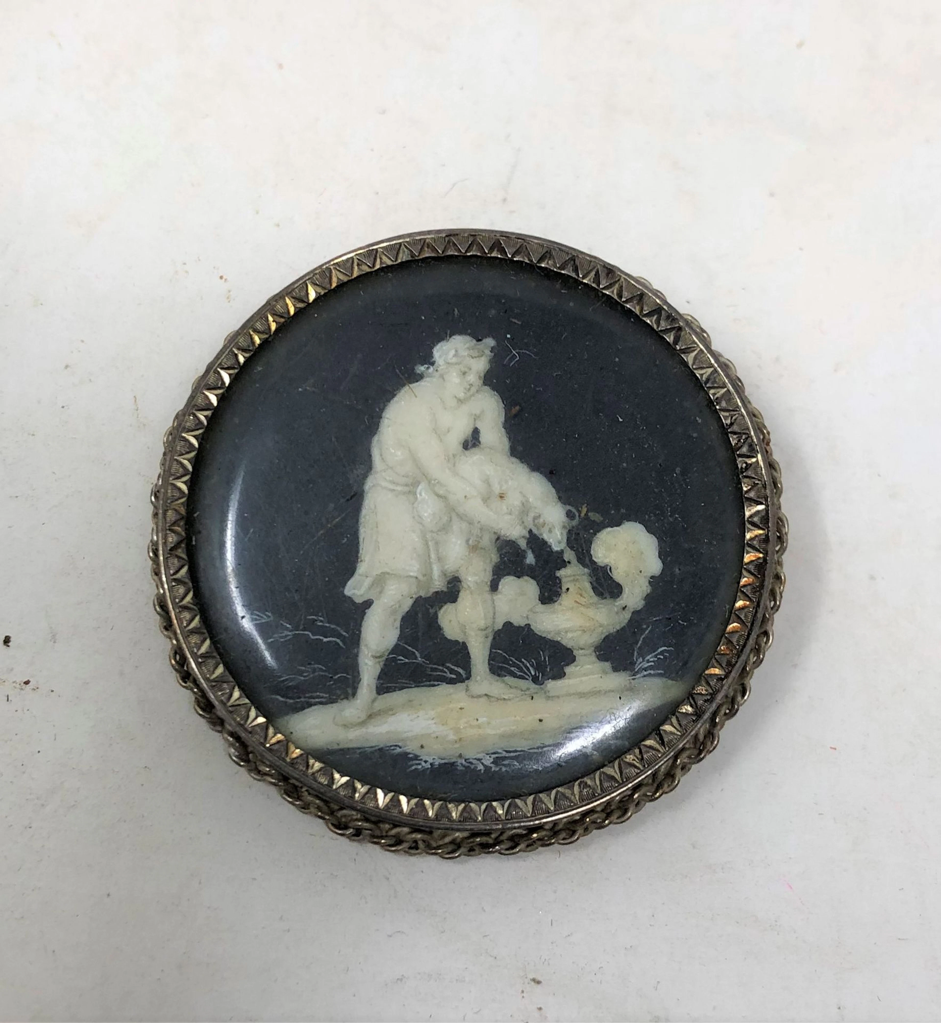 Broche ronde en métal à décor d'une miniature... - Lot 114 - Art Richelieu