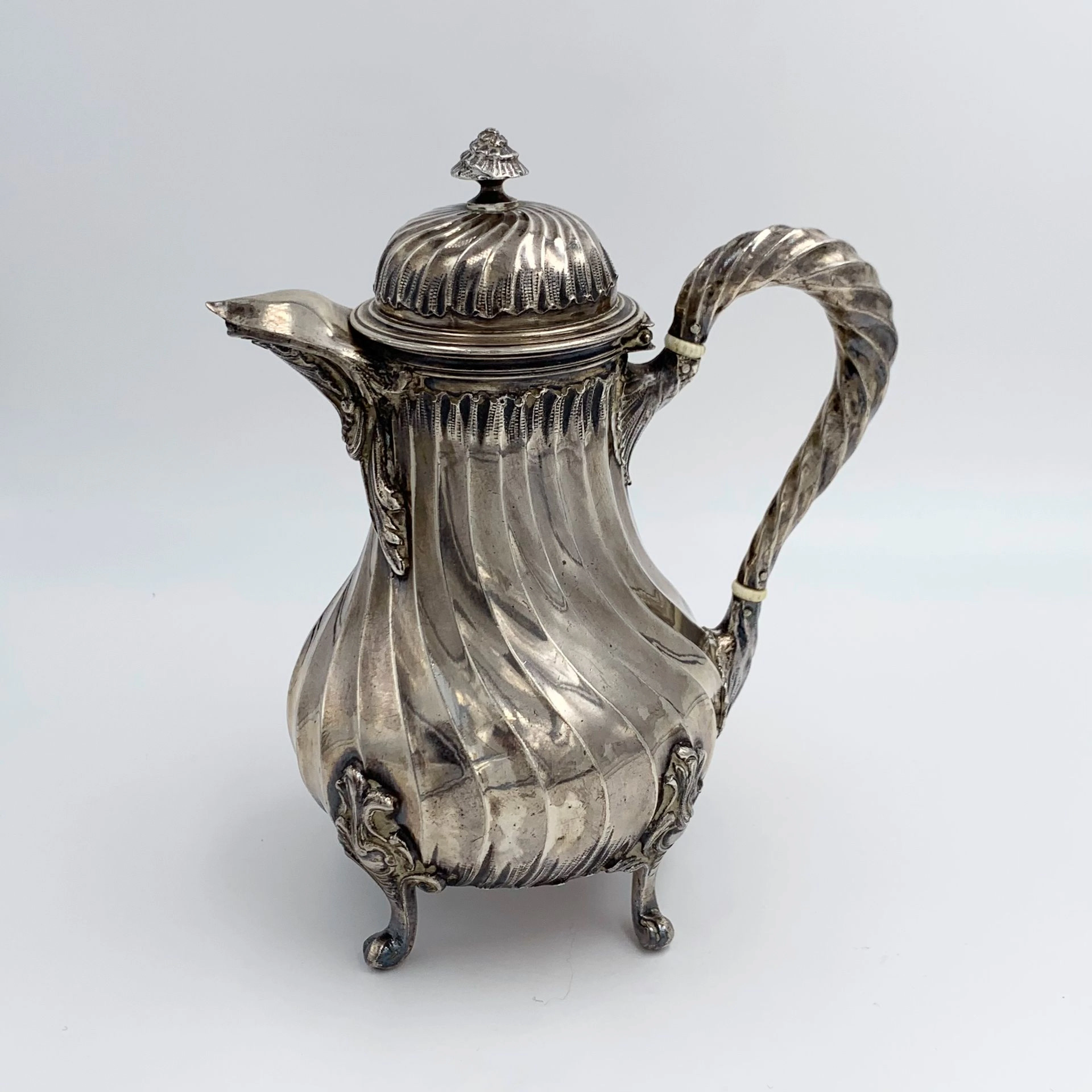 Petite CAFETIERE quadripode en argent (950‰)... - Lot 60 - Art Richelieu