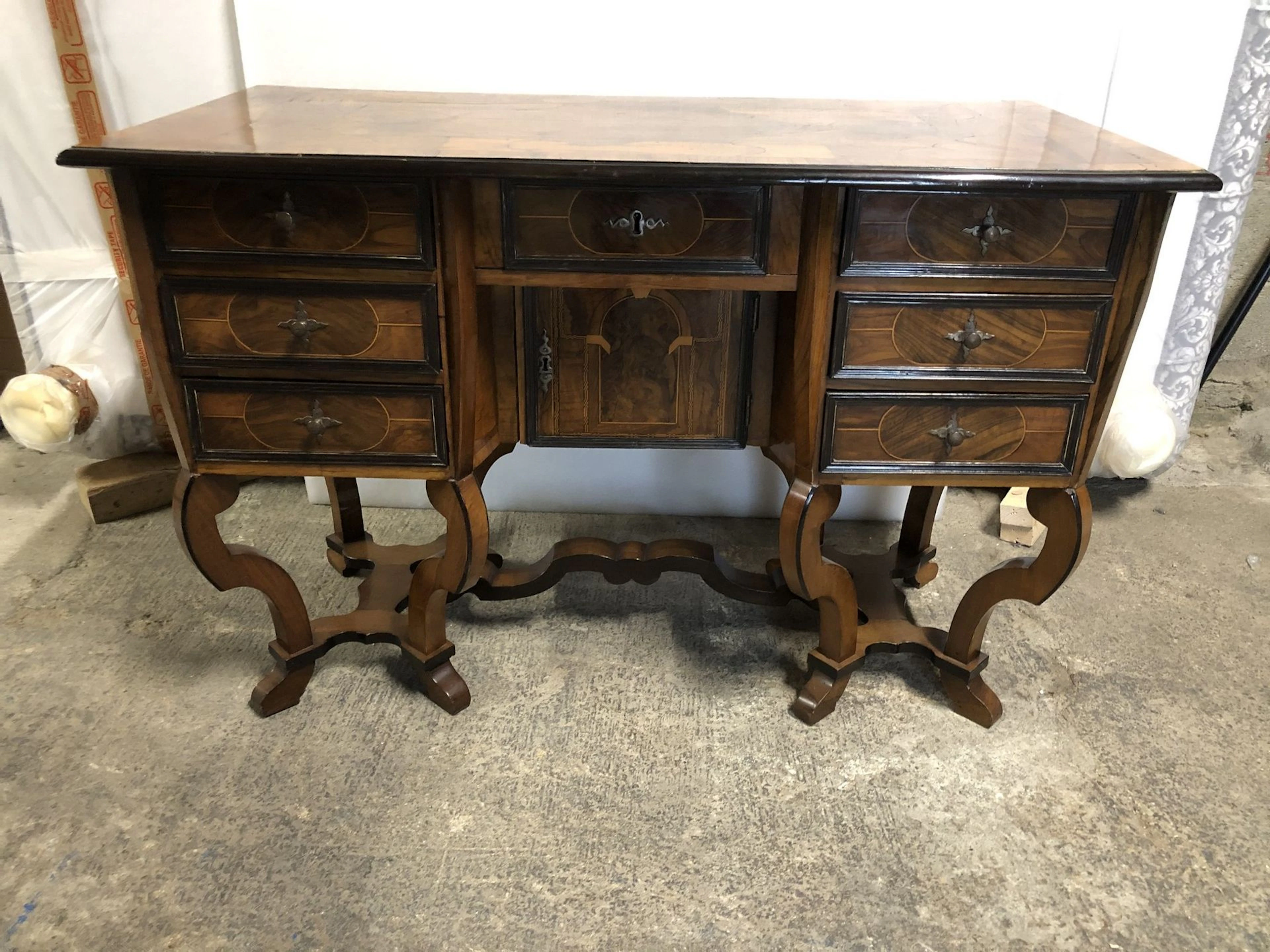 Bureau Mazarin en bois de placage, filet... - Lot 239 - Art Richelieu