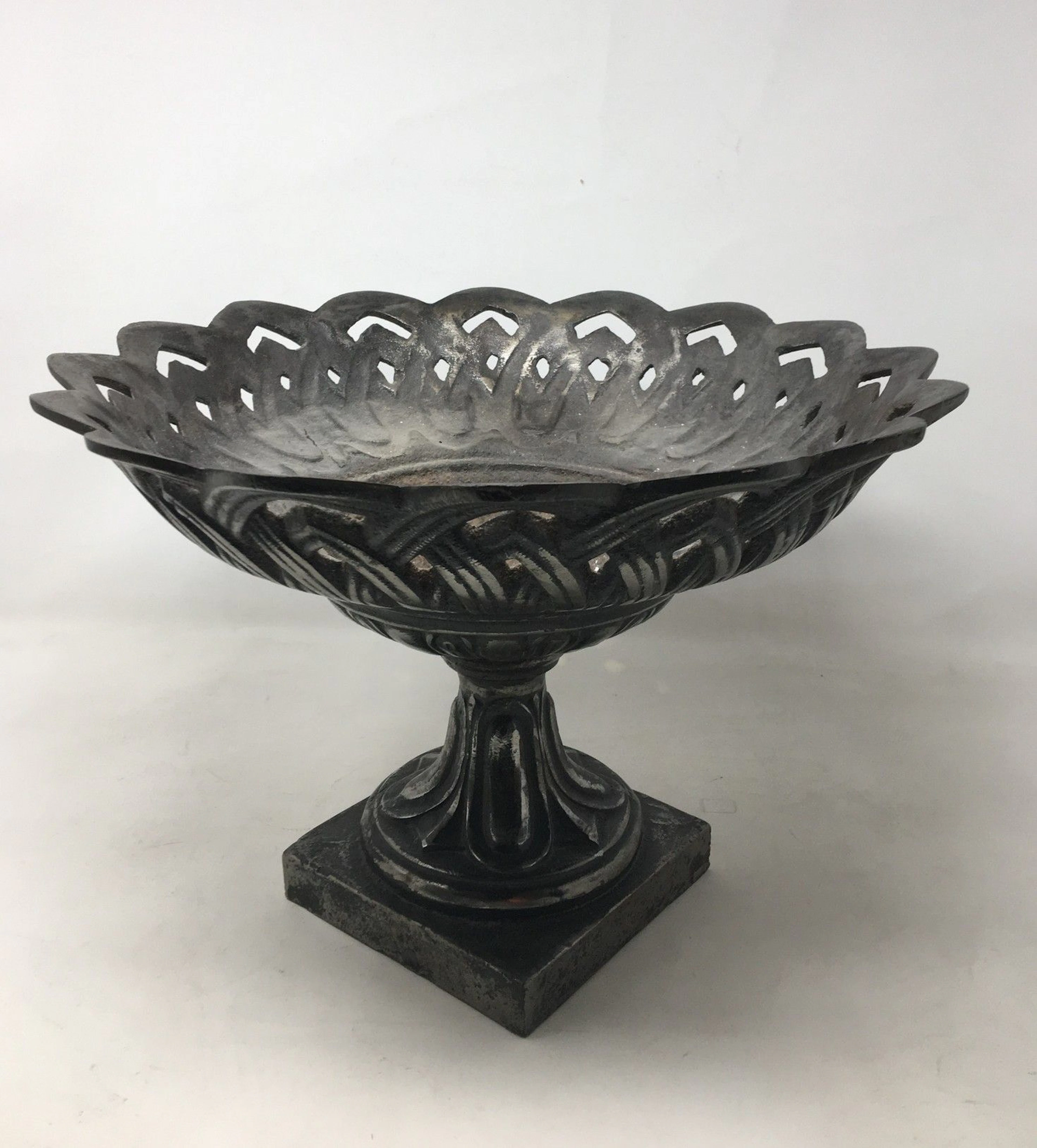 Coupe en métal sur piédouche