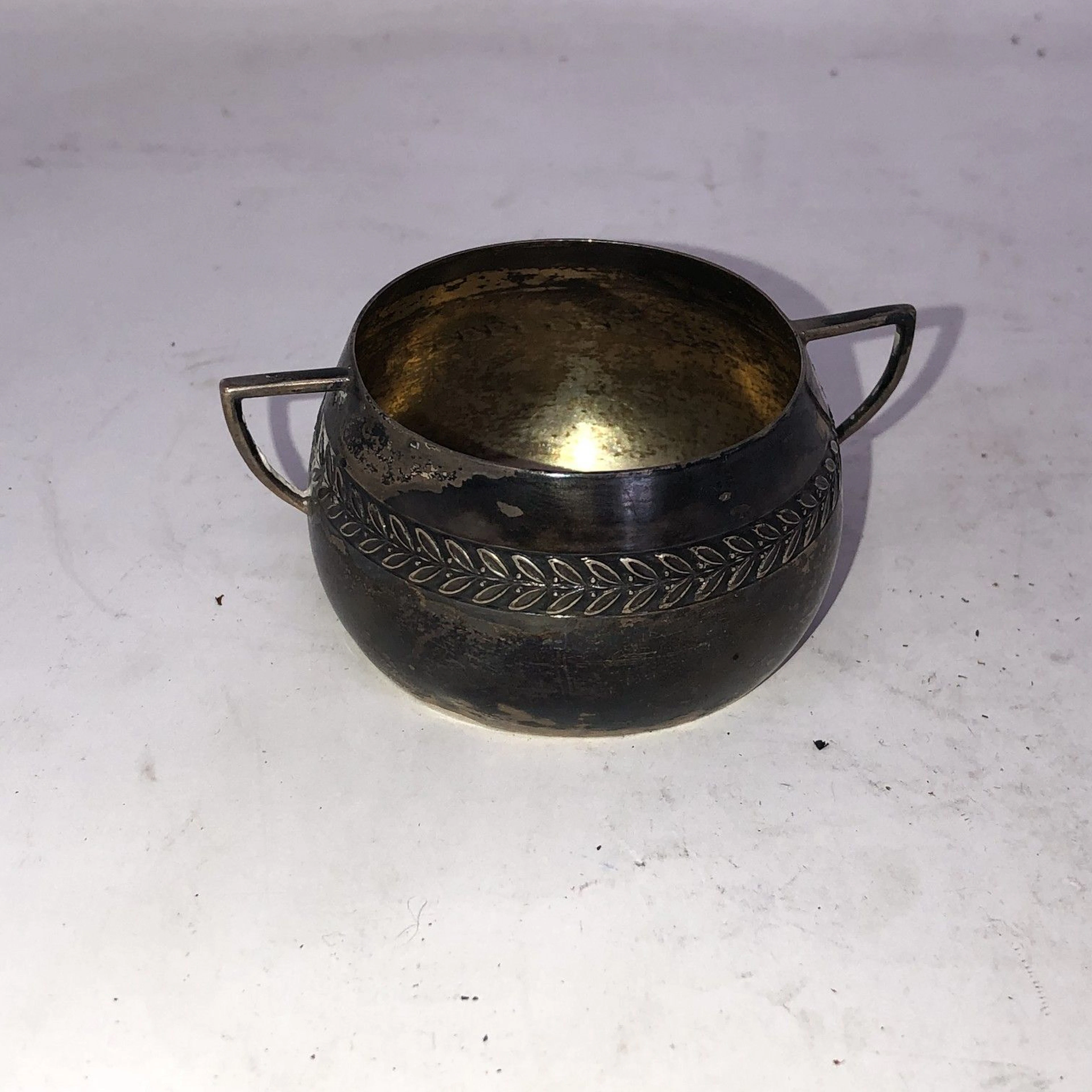 Tasse à deux anses en argent (800/°°) à décor..