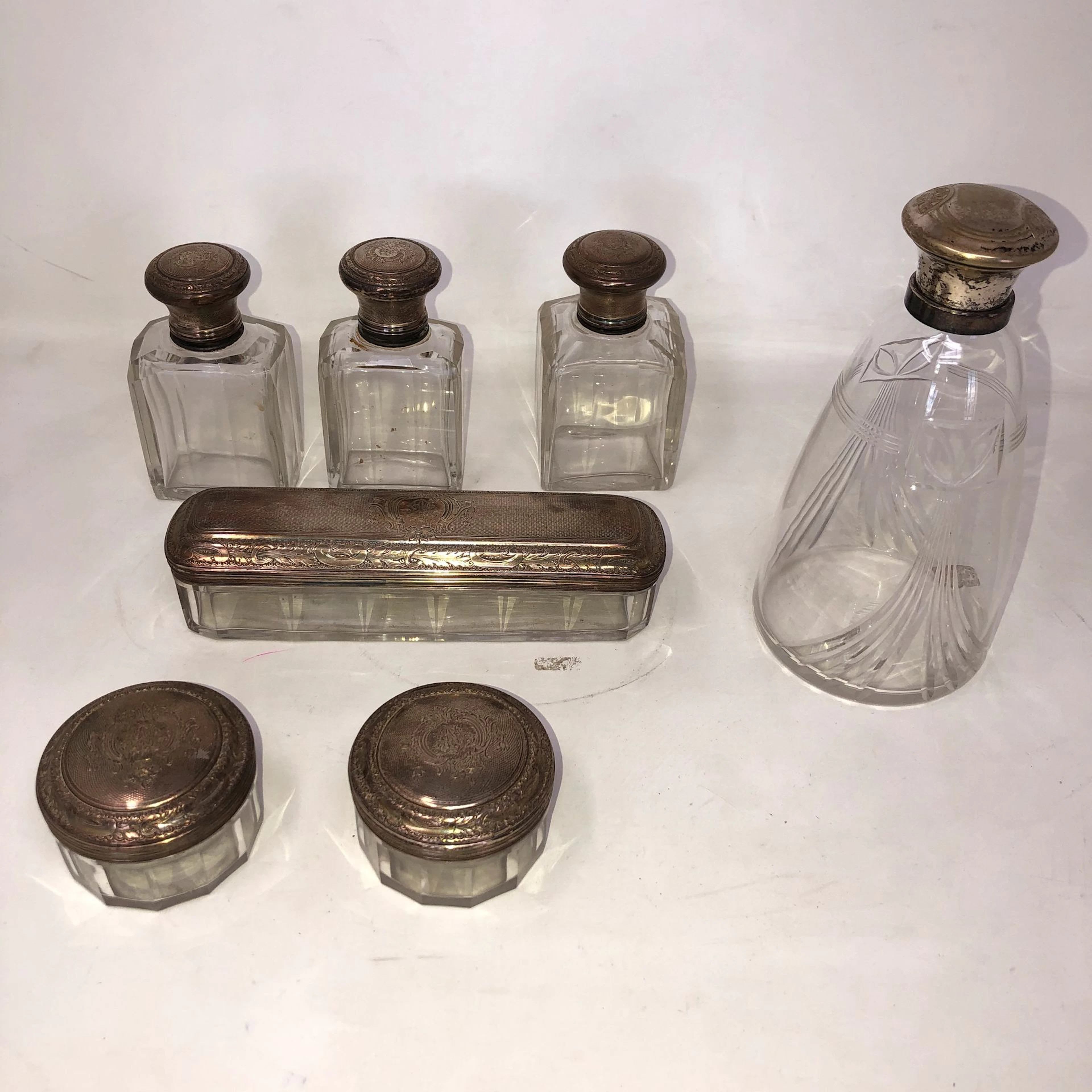 Garniture de toilette en verre et argent..