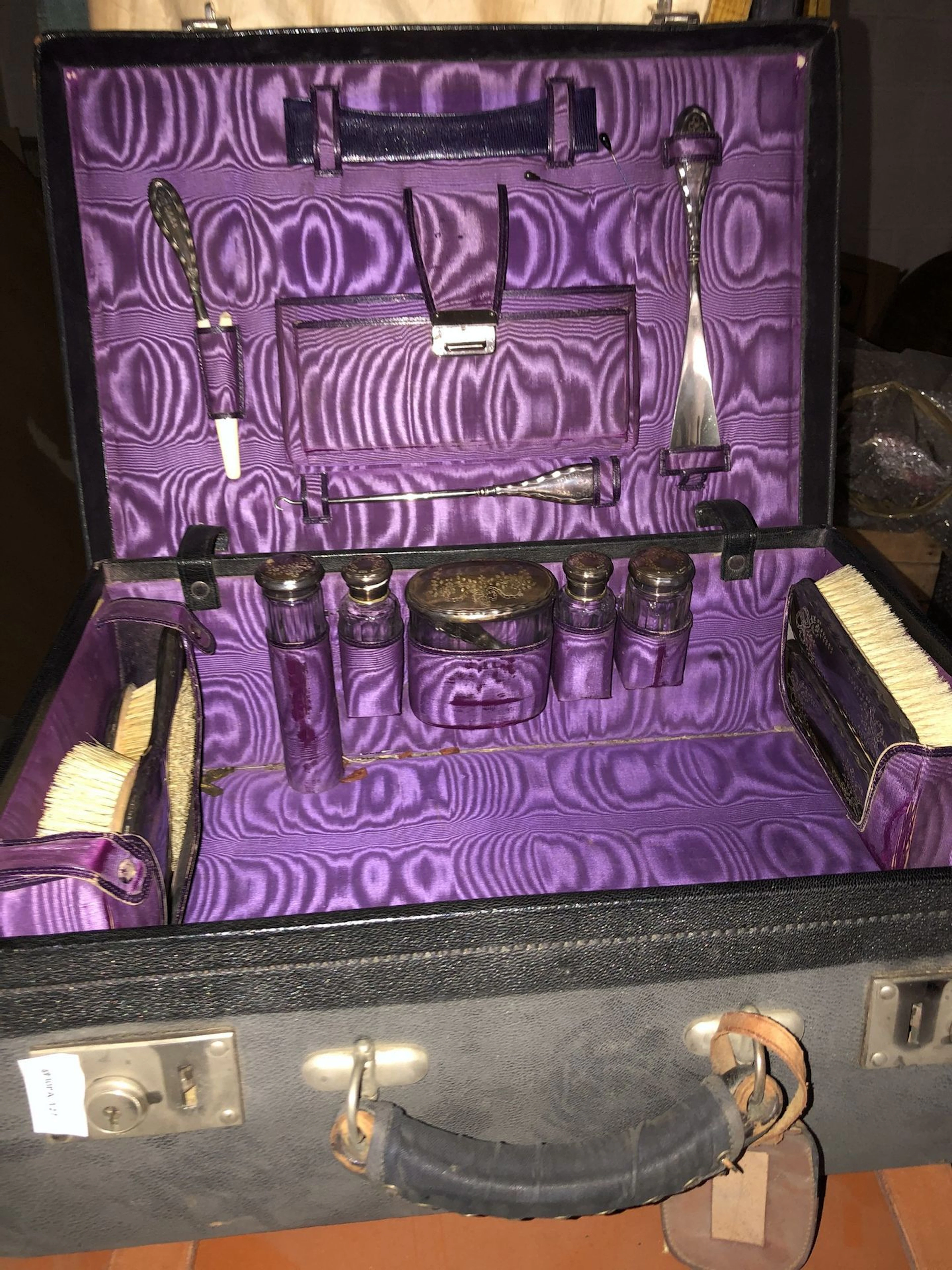 Malette dit Nécessaire de voyage en cuir,..