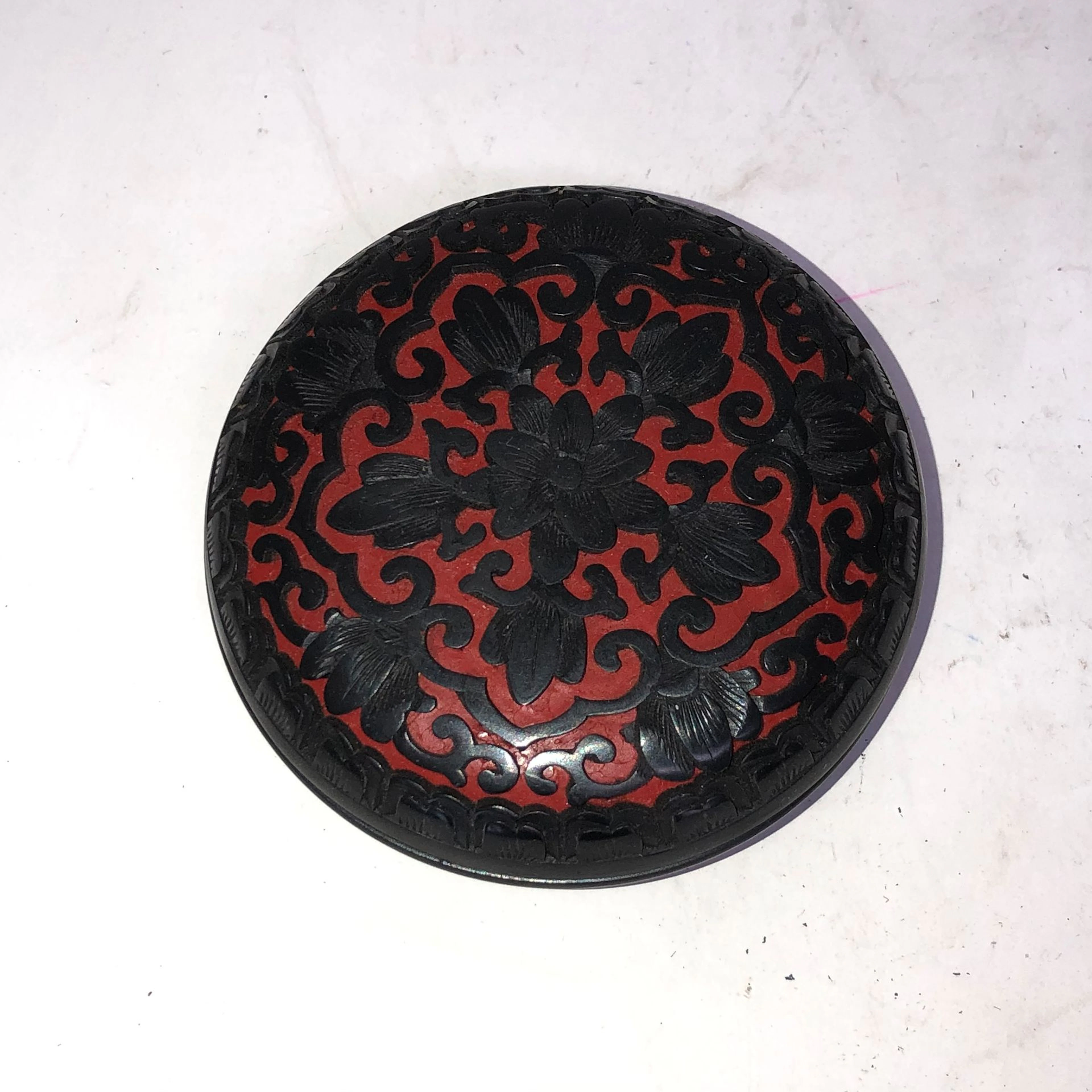 Boite à encre en laque noir ajouré sur fond..