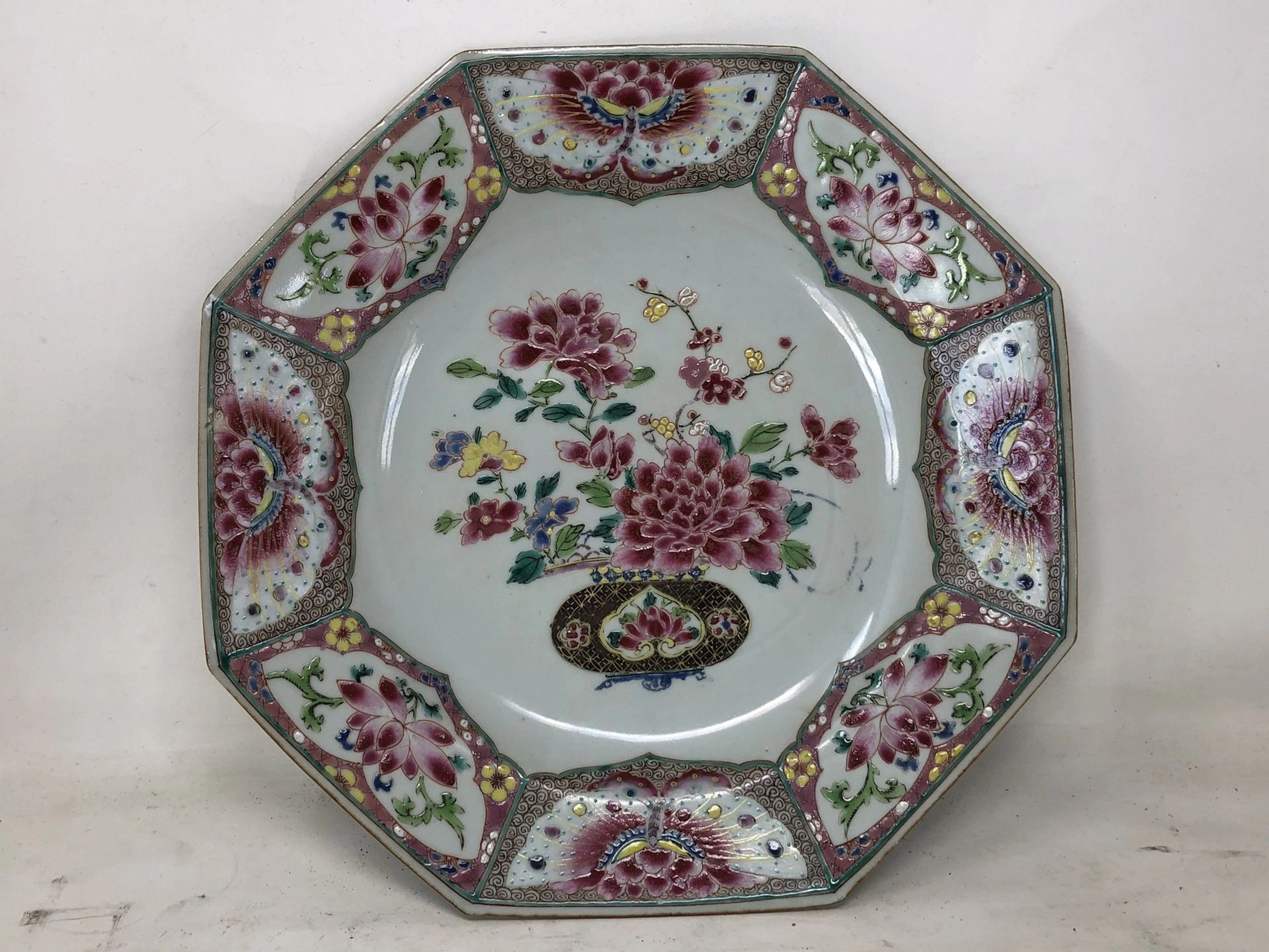 Plat octogonal en porcelaine et émaux famille..
