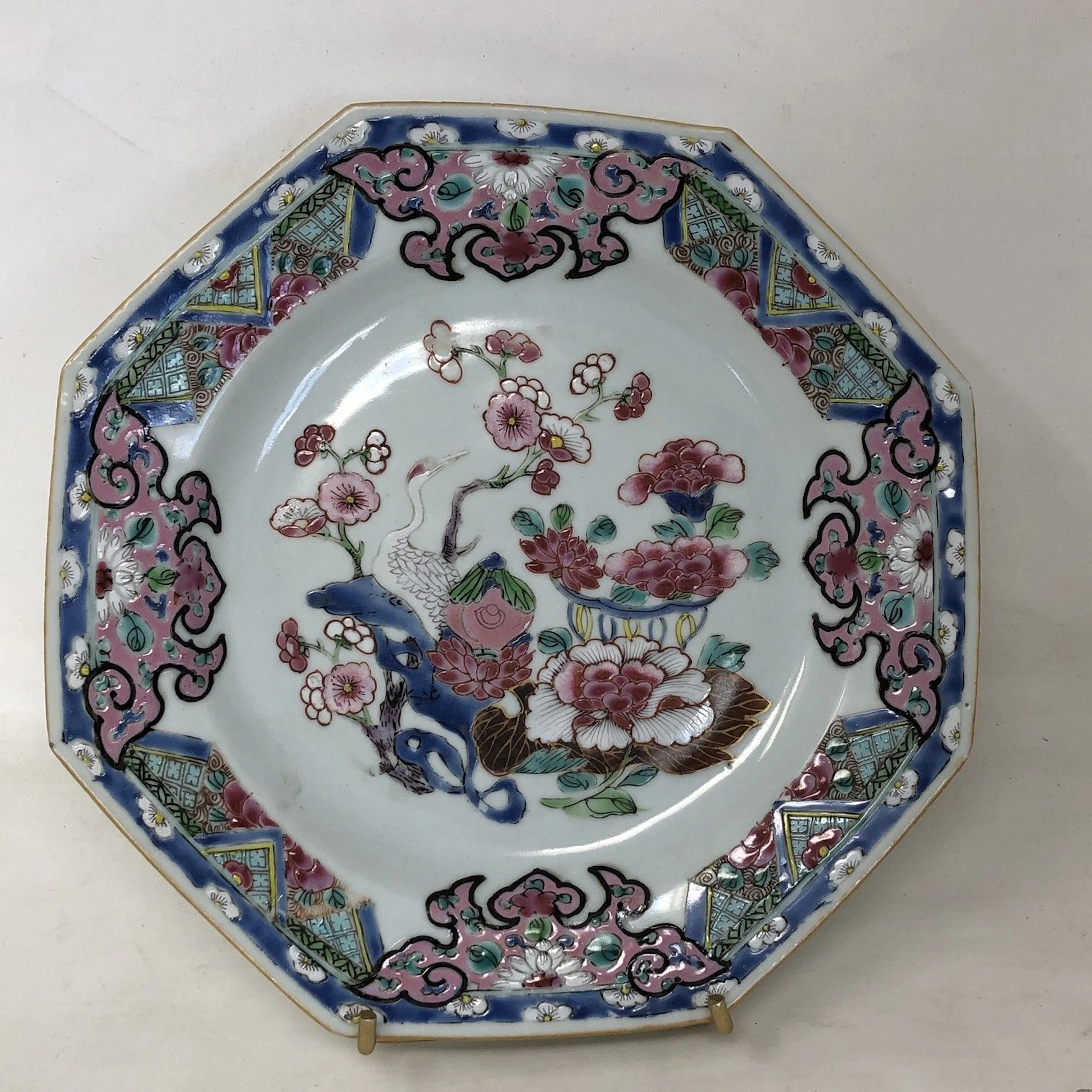 Assiette octogonale en porcelaine et émaux..