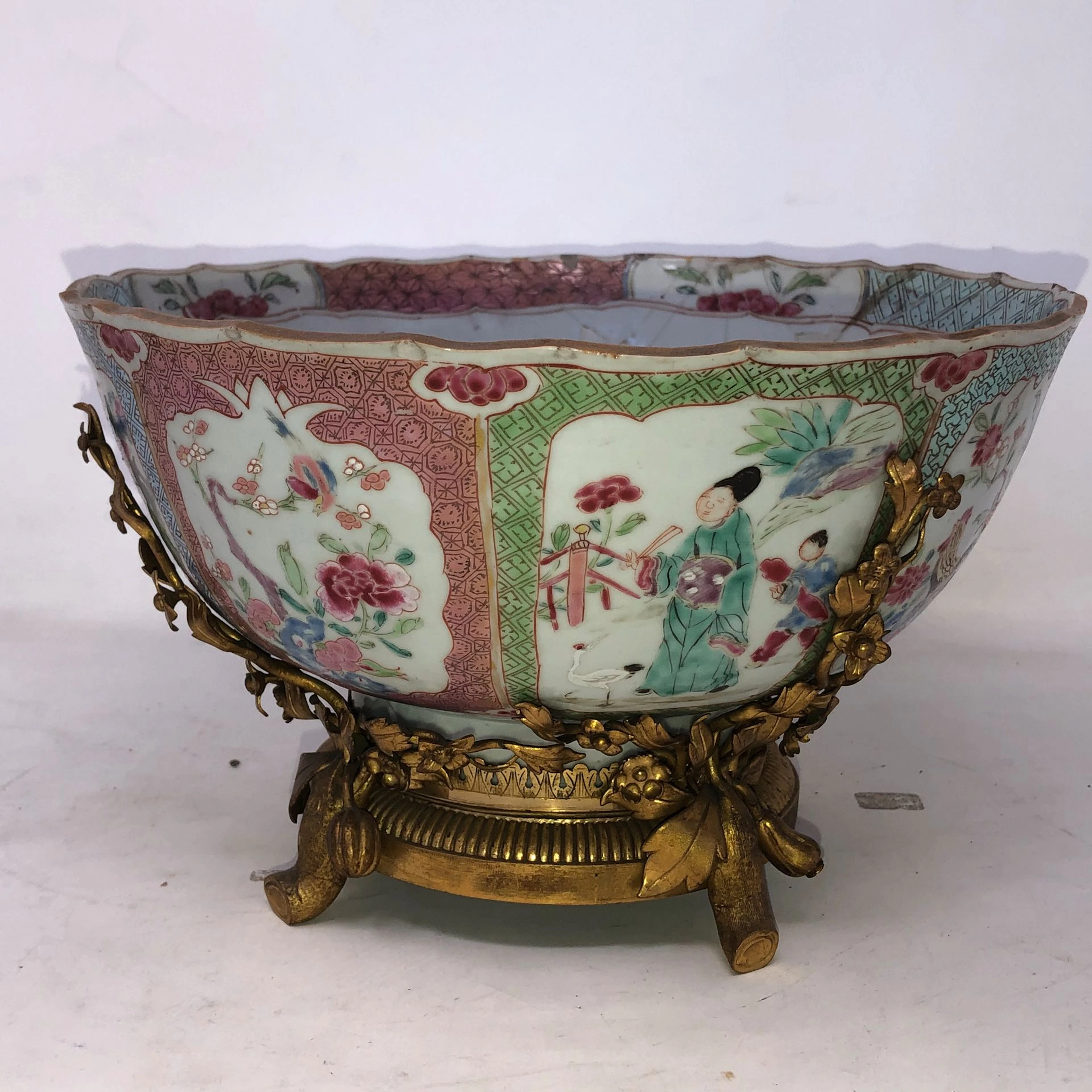 Coupe en porcelaine polylobée à décor de..