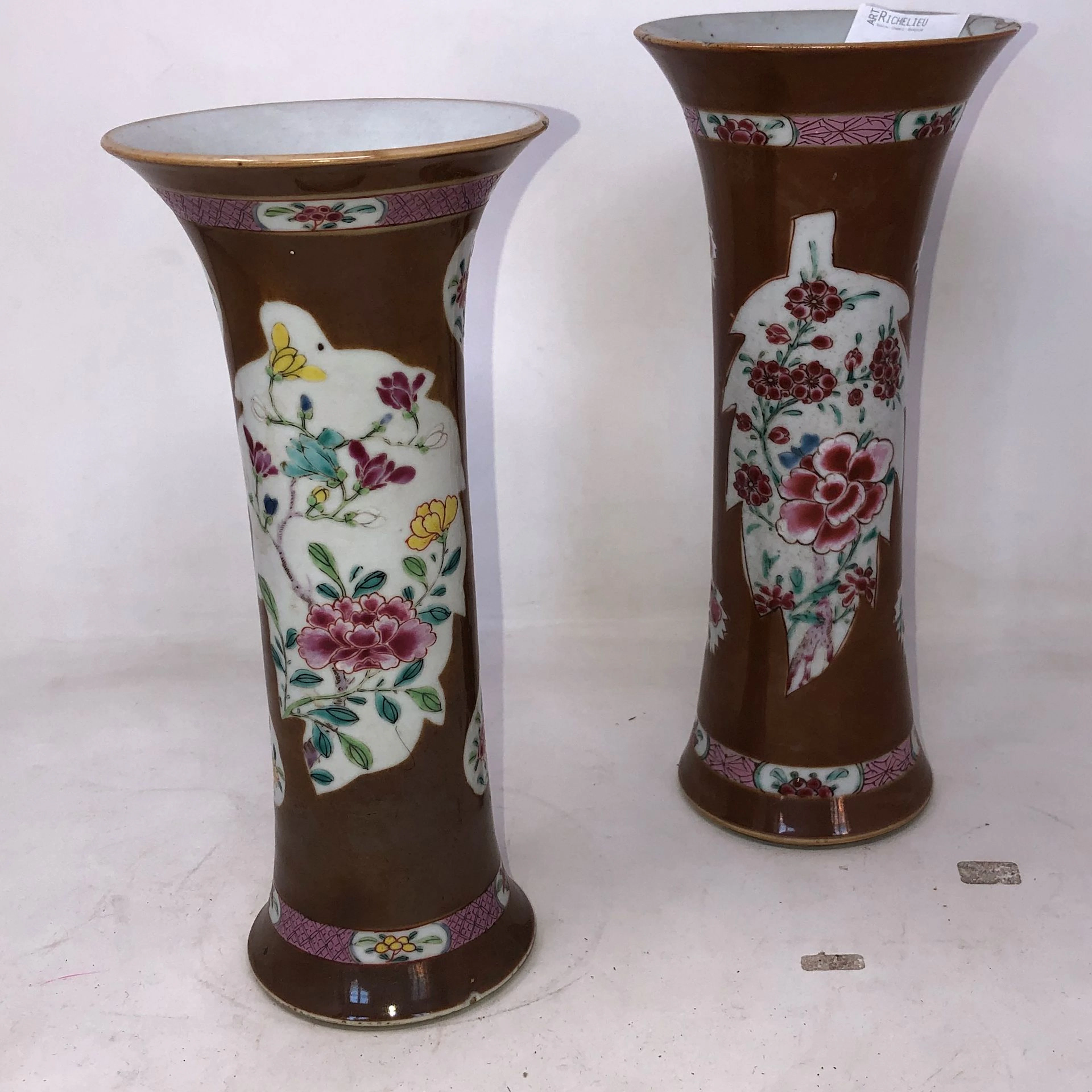 Deux vases cornet en porcelaine à fond café..